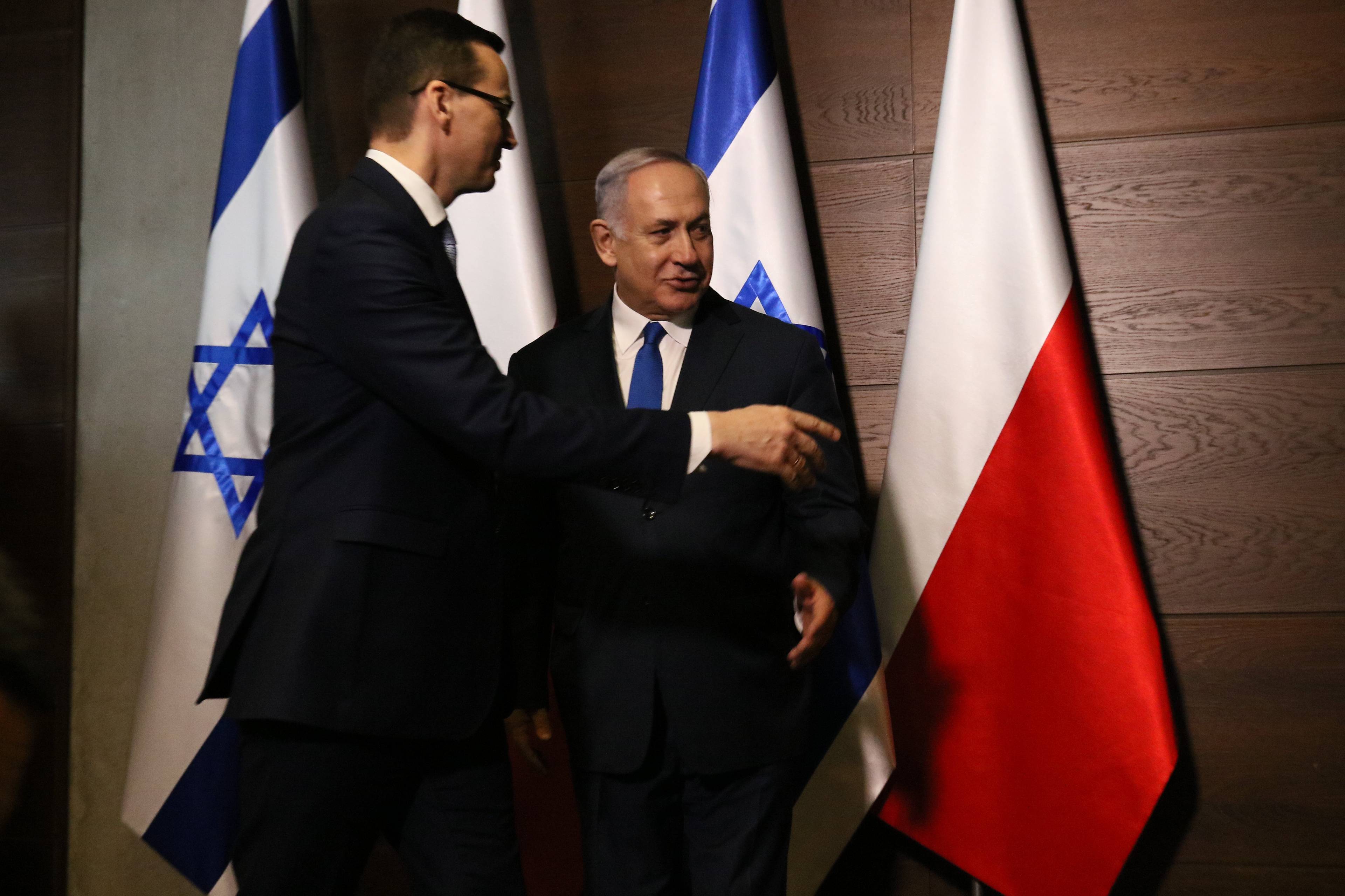 Mateusz Morawiecki wskazuje drogę Benjaminowi Netanjahu podczas konferencji irańskiej w Warszawie