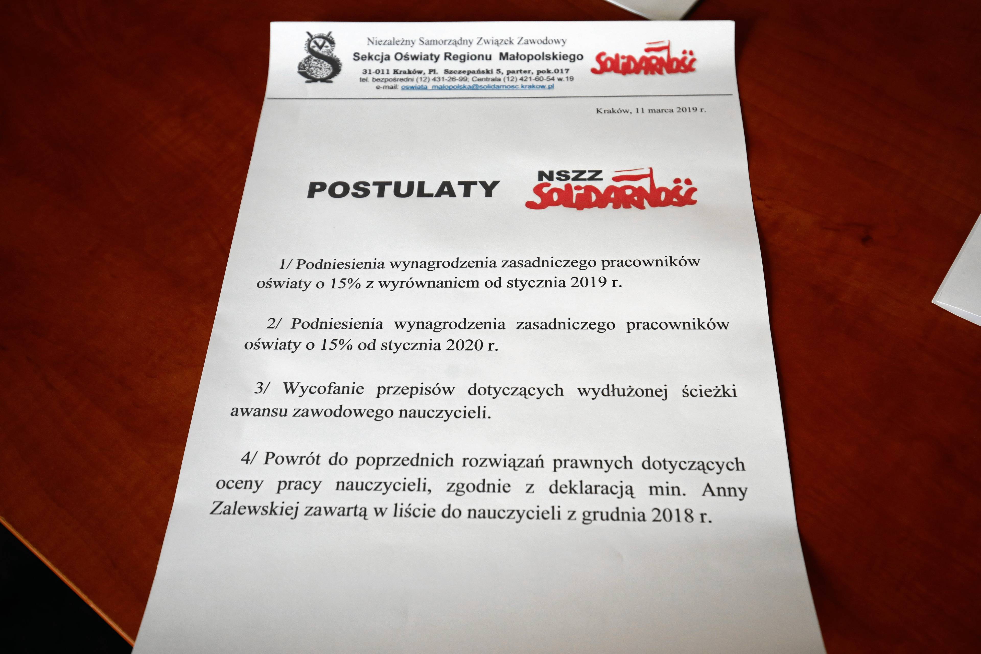 11.03.2019 Krakow , ul. Ujastek . Malopolskie Kuratorium Oswiaty . Zwiazkowcy z Malopolskiego NSZZ " Solidarnosc " rozpoczeli protest okupacyjny w siedzibie Kuratorium w sprawie wynagrodzen i warunkow pracy nauczycieli . Postulaty .