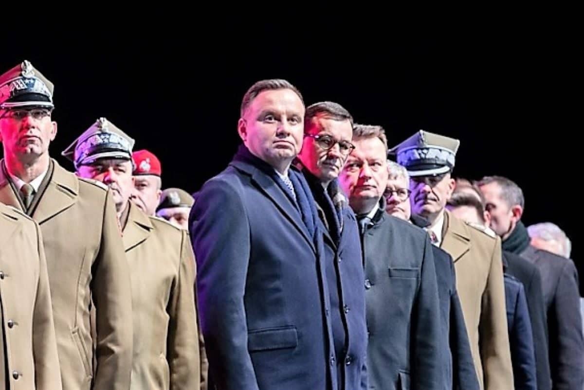 Obchody dnia pamięci żołnierzy wyklętych, Andrzej Duda, Mateusz Morawiecki podczas odprawy warty przed grobem nieznanego żołnierza