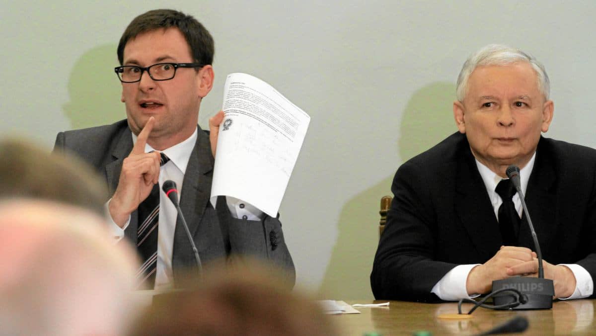 08.05.2013 Warszawa , Sejm . Wojt gminy Pcim Daniel Obajtek (l) i Prezes Jaroslaw Kaczynski (p) podczas posiedzenia Parlamentarnego Zespolu ds Obrony Demokratycznego Panstwa Prawa .
Fot. Slawomir Kaminski / Agencja jGazeta