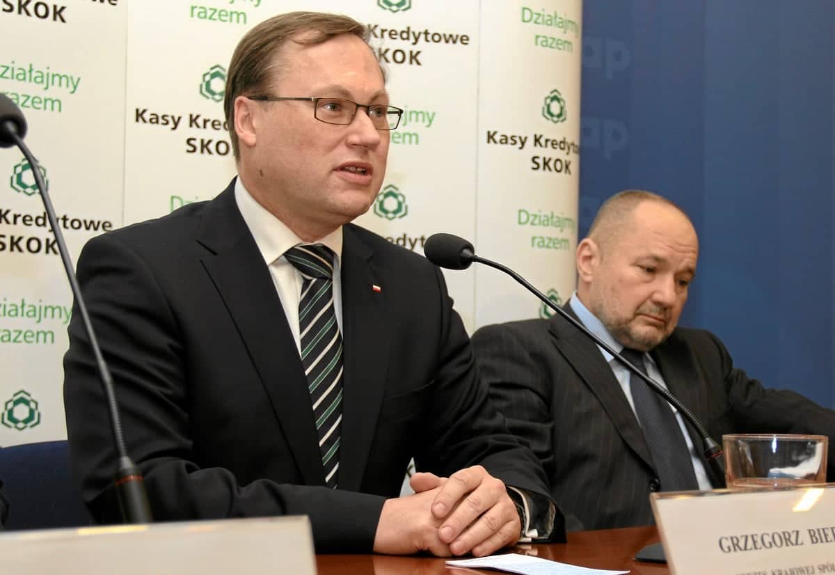 12.01.2012 WARSZAWA , PREZES KRAJOWEJ SPOLDZIELCZEJ KASY OSZCZEDNOSCIOWO - KREDYTOWEJ GRZEGORZ BIERECKI (L) I POSEL NA SEJM RP MACIEJ LOPINSKI (P) PODCZAS ZORGANIZOWANEJ PRZEZ SKOK -I KONFERENCJI PRASOWEJ  W CENTRUM PRASOWYM PAP .
FOT. STEFAN ROMANIK / AGENCJA GAZETA