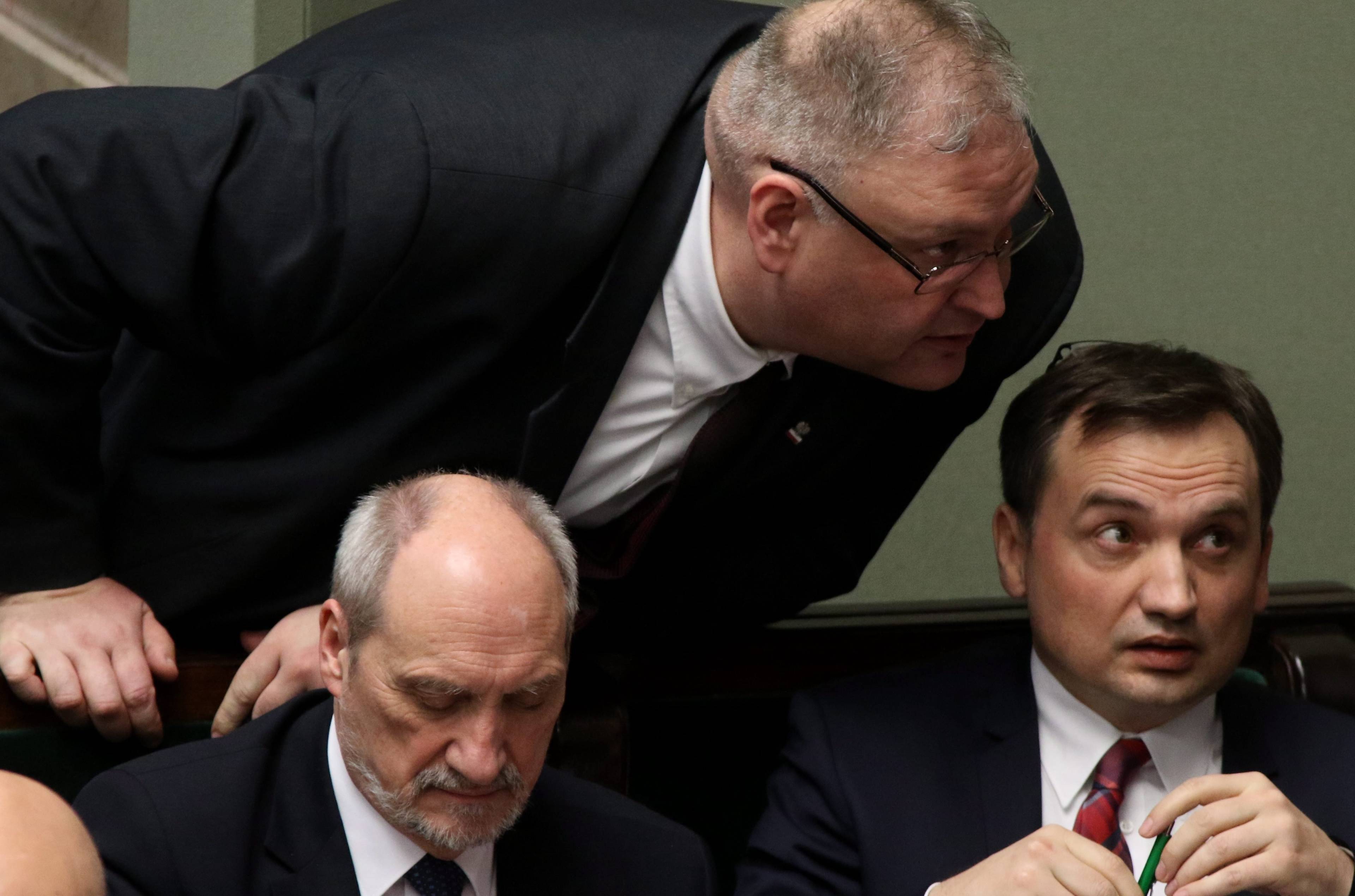 28.01.2016 Warszawa , Sejm . Minister obrony Antoni Macierewicz , wiceminister sprawiedliwosci Bogdan Swiaczkowski i minister sprawiedliwosci Zbigniew Ziobro podczas glosowania poprawek : Prawo o prokuraturze . Fot . Slawomir Kaminski / Agencja Gazeta