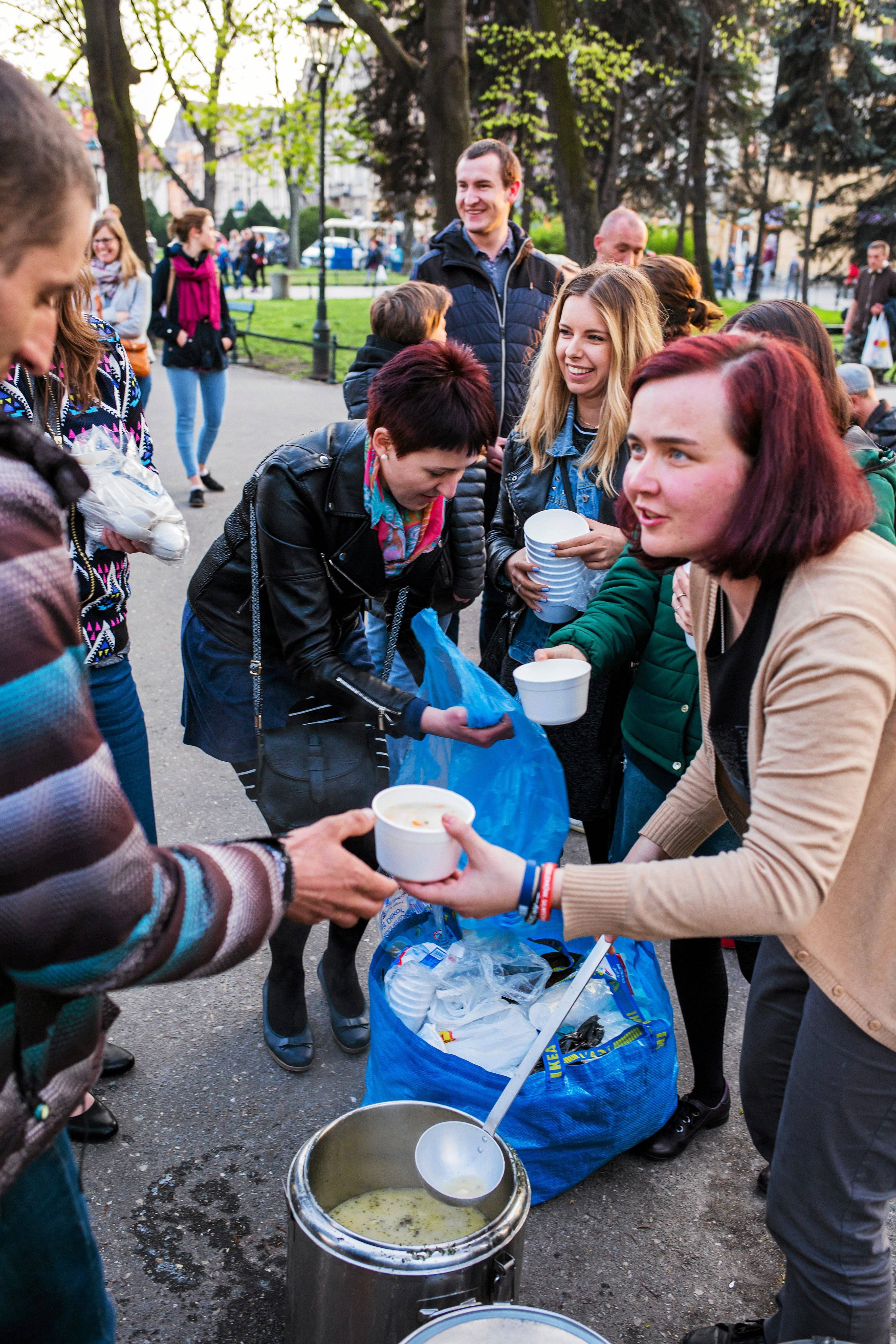 09.04.2017 Krakow .  Akcja  " Zupa na Plantach "  polegajaca miedzy innymi na gotowaniu zupy w Zywej Pracowni i potem czestowaniu nia bezdomnych  na Plantach , rozdawaniu ubran , pomocy medycznej , spiewaniu . 
Fot. Mateusz Skwarczek / Agencja Gazeta