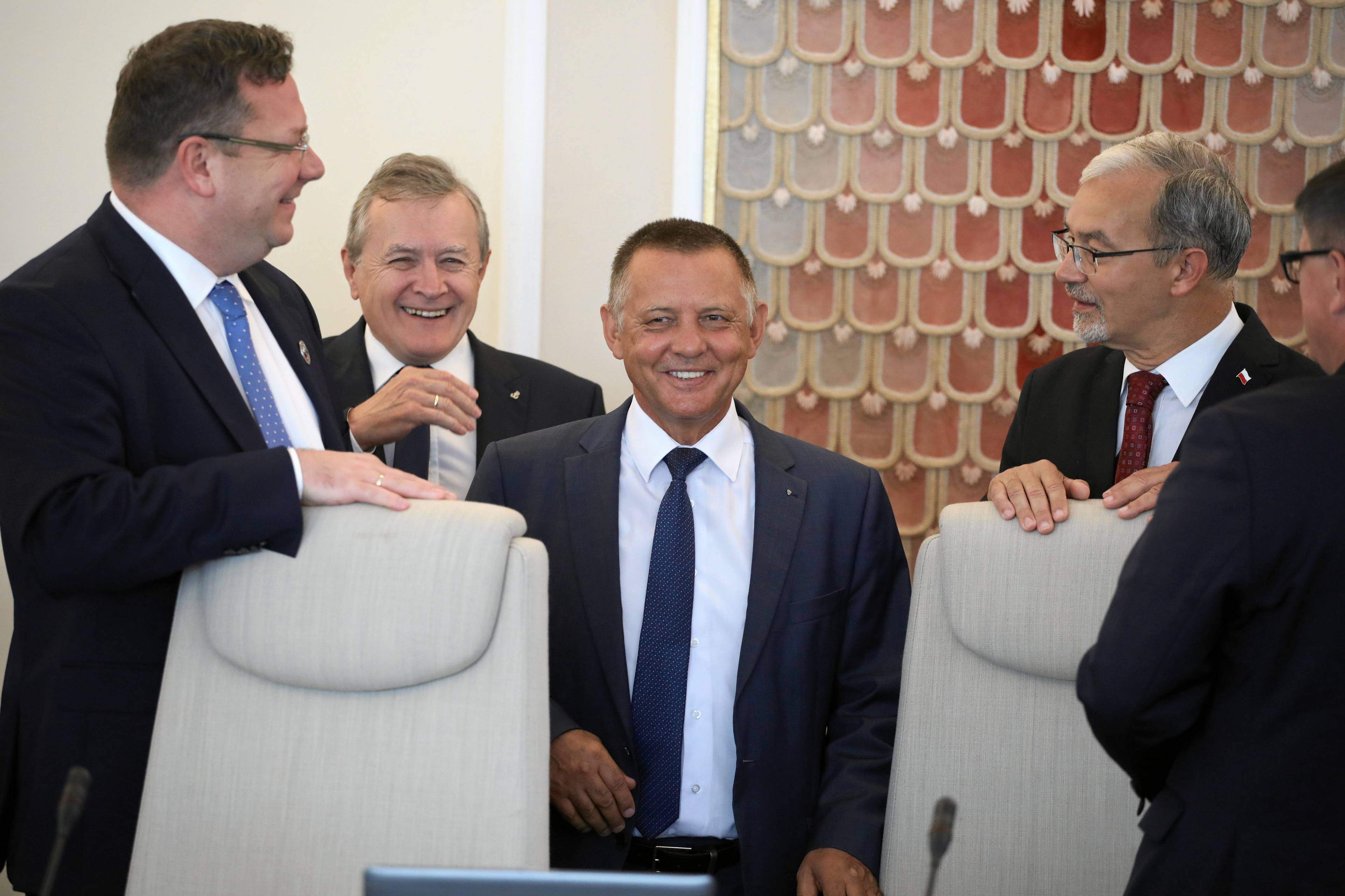 27.08.2019 Warszawa , Aleje Ujazdowskie 1/3 , KPRM . Posiedzenie rzadu . Nz minister finansow Marian Banas (C) , minister kultury i dziedzictwa narodowego Piotr Glinski (2L) ,  minister inwestycji i rozwoju Jerzy Kwiecinski  (P) , wiceminister sprawiedliwosci Michal Wojcik (L) .  
Fot. Maciek Jazwiecki / Agencja Gazeta