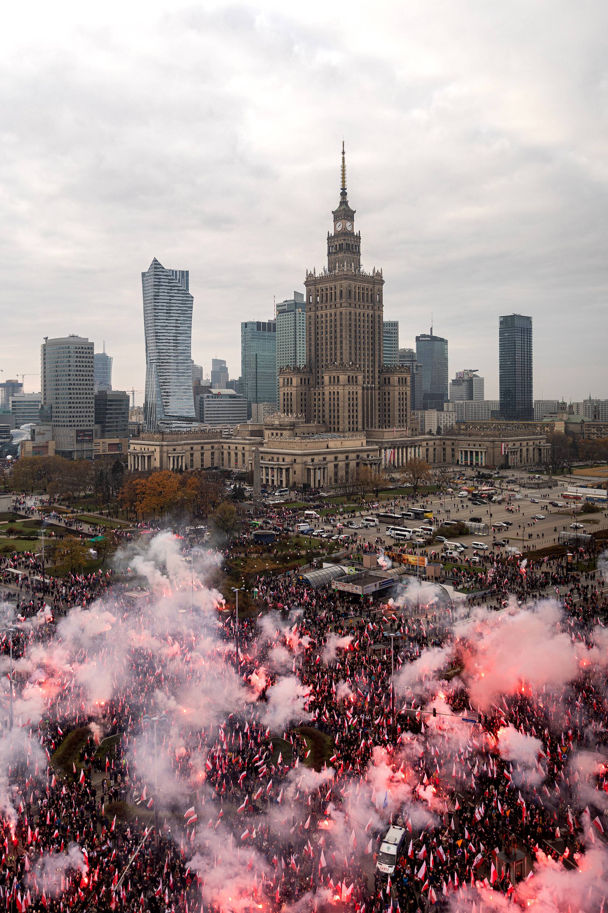 11.11.2019 Warszawa . Marsz Niepodleglosci zorganizowany przez srodowiska narodowe pod haslem '' Miej w opiece Narod caly ''. 
Fot. Dawid Zuchowicz / Agencja Gazeta 

Nationalists , carrying Polish flags , as they march through the streets of Warsaw to mark Poland ' s Independence Day in Warsaw , Poland , Sunday , Nov . 11 , 2019