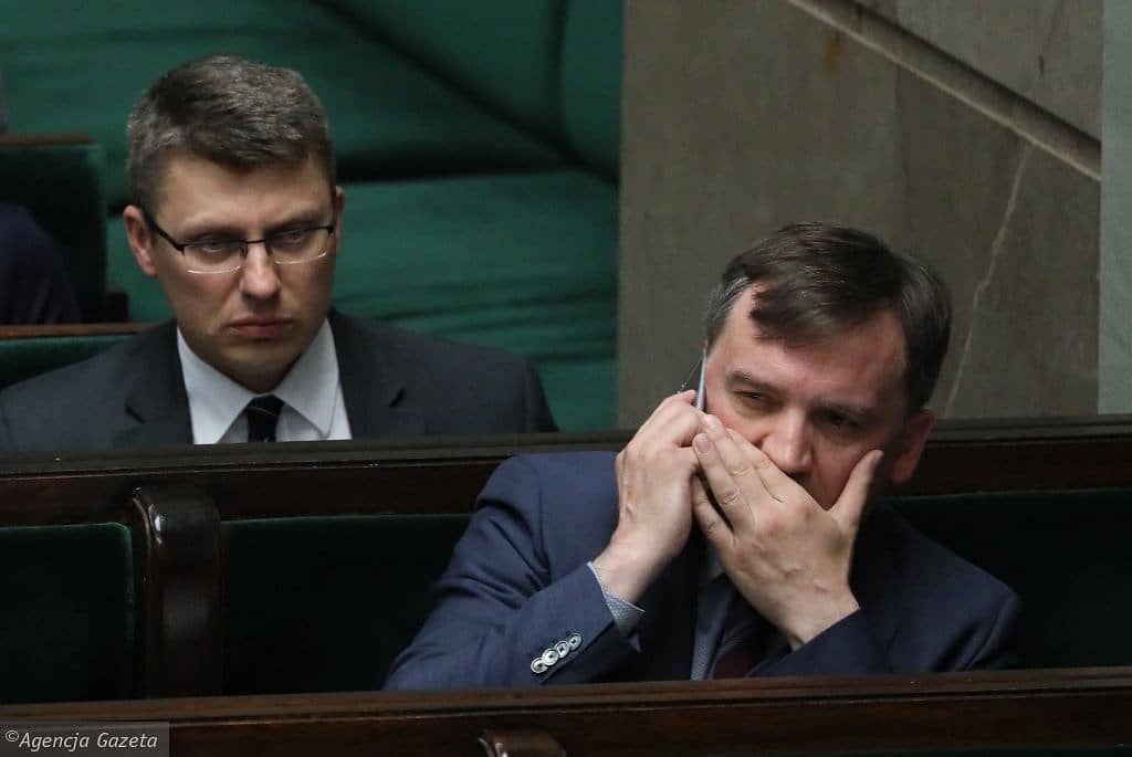 dwaj meżczyźni w ławach rządowych w Sejmie: Marcin Warchoł i Zbigniew Ziobro