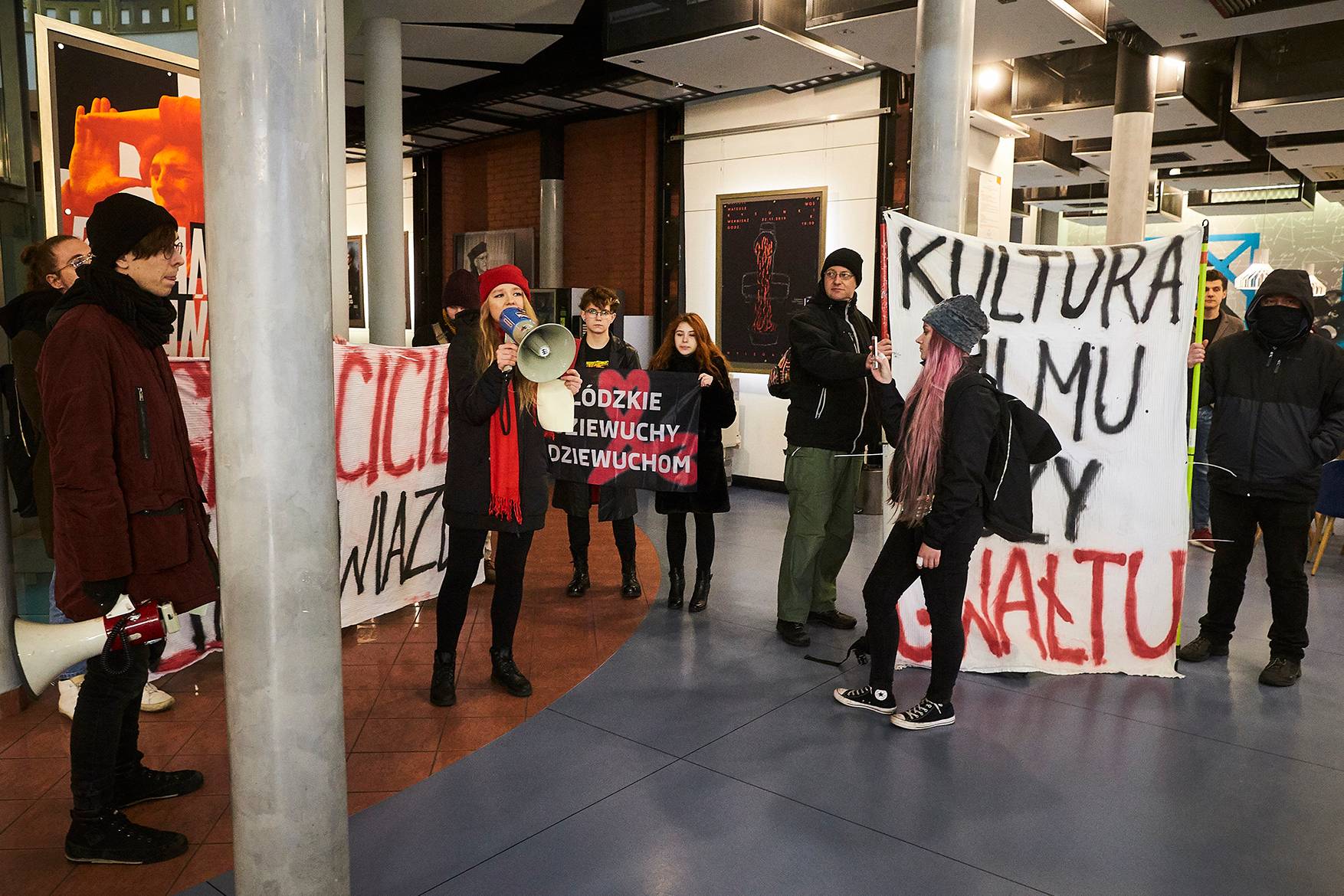 30.11.2019 Lodz . Protest lewicowych aktywistow przeciwko wizycie Romana Polanskiego w Lodzkiej Szkole Filmowej , doszlo do przepychanek ze studentami i profesorami , interweniowala policja .
Fot. Marcin Stepien / Agencja Gazeta