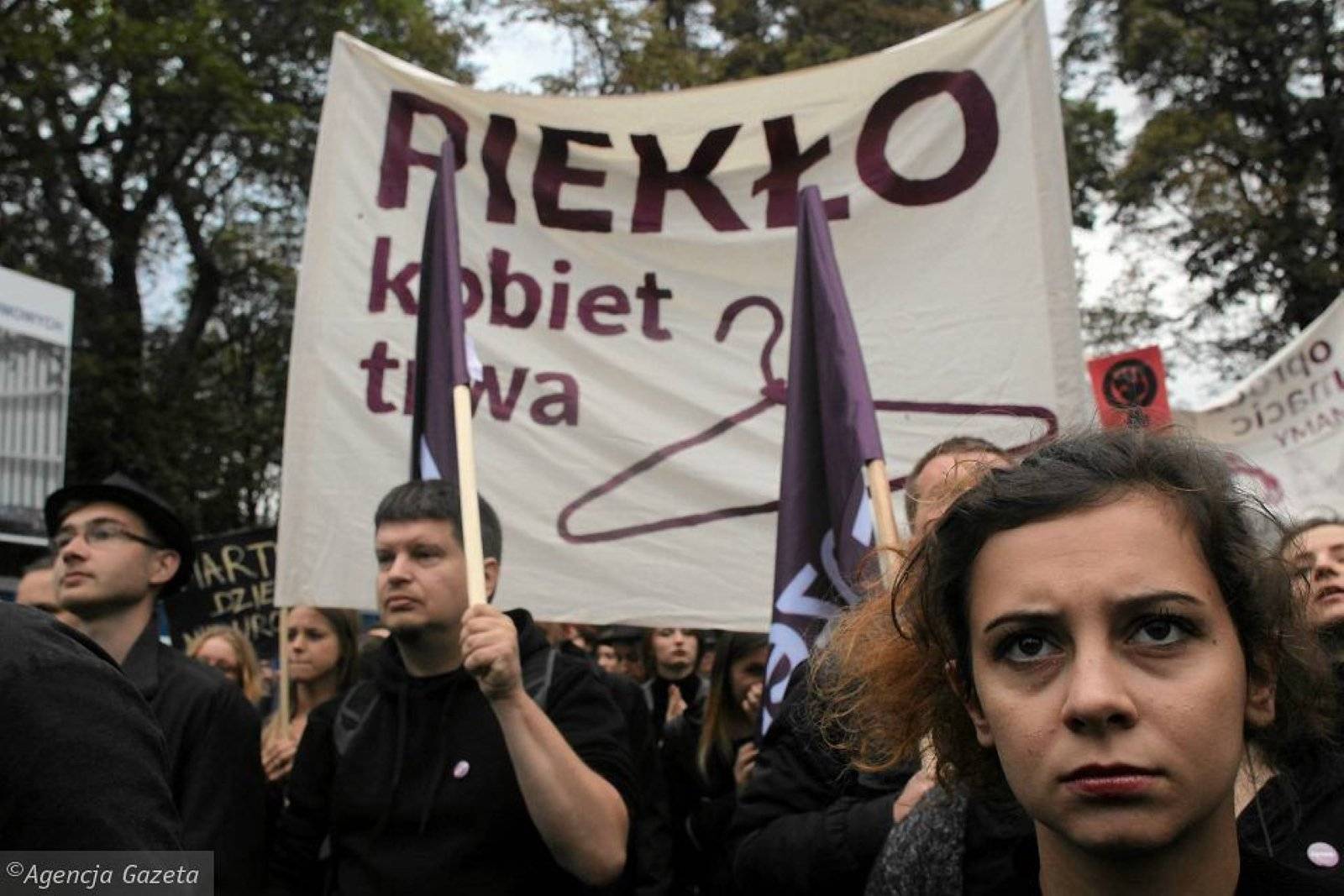 Czarny Piątek, kobieta trzyma plakat Piekło kobiet trwa
