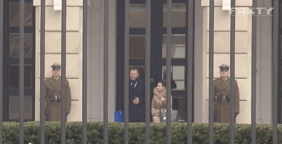 Prezes TVP Jacek Kurski wychodzi ze spotkania z prezydentem Andrzejem Dudą, 28 lutego 2020, fot. Fakty TVN