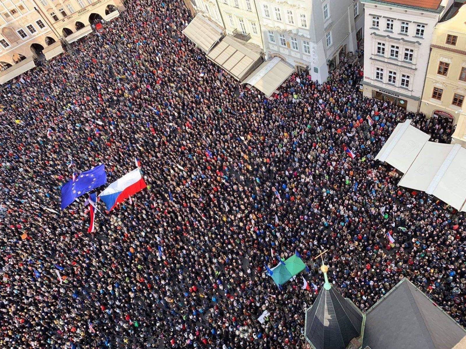 Czesi wychodzą na ulicę - nie chcą iść drogą Polski i Węgier i walczą o swoją demokrację