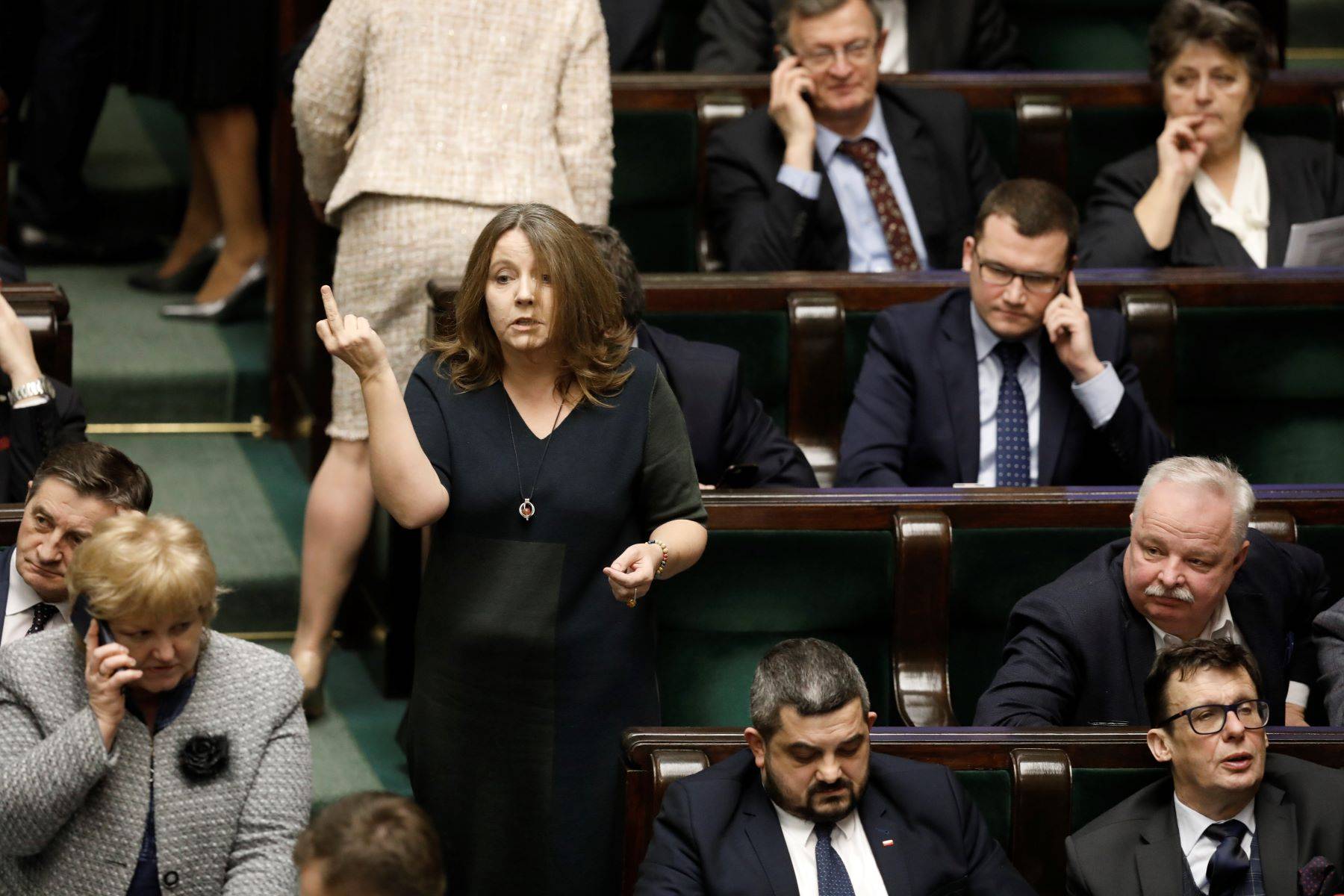 Joanna Lichocka pokazuje w Sejmie wulgarny gest