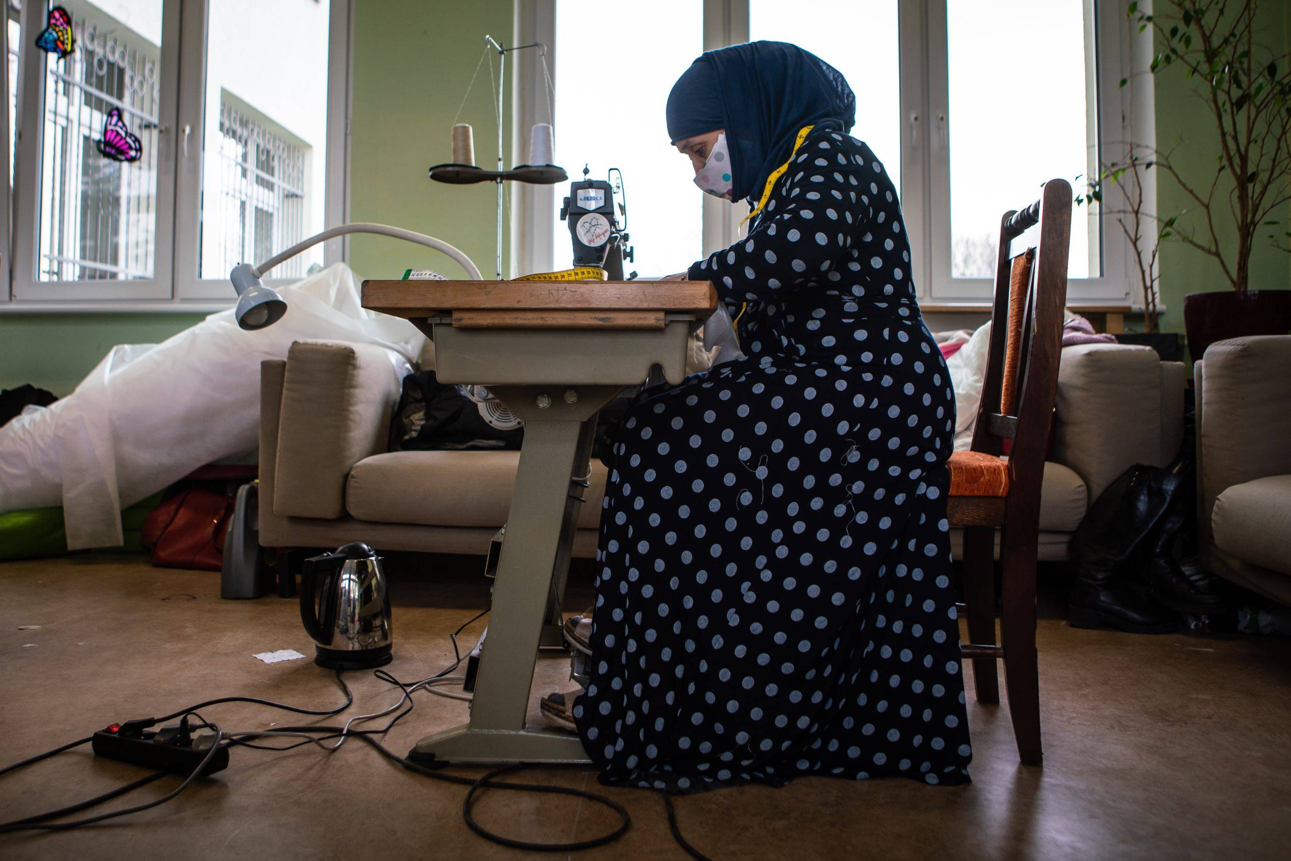 Gdańsk, Fundacja Kobiety Wędrowne podjęła inicjatywę niodpłatnego szycia maseczek ochronnych. Nz. Aminat Zhabrailova. fot. Anna Rezulak / KFP