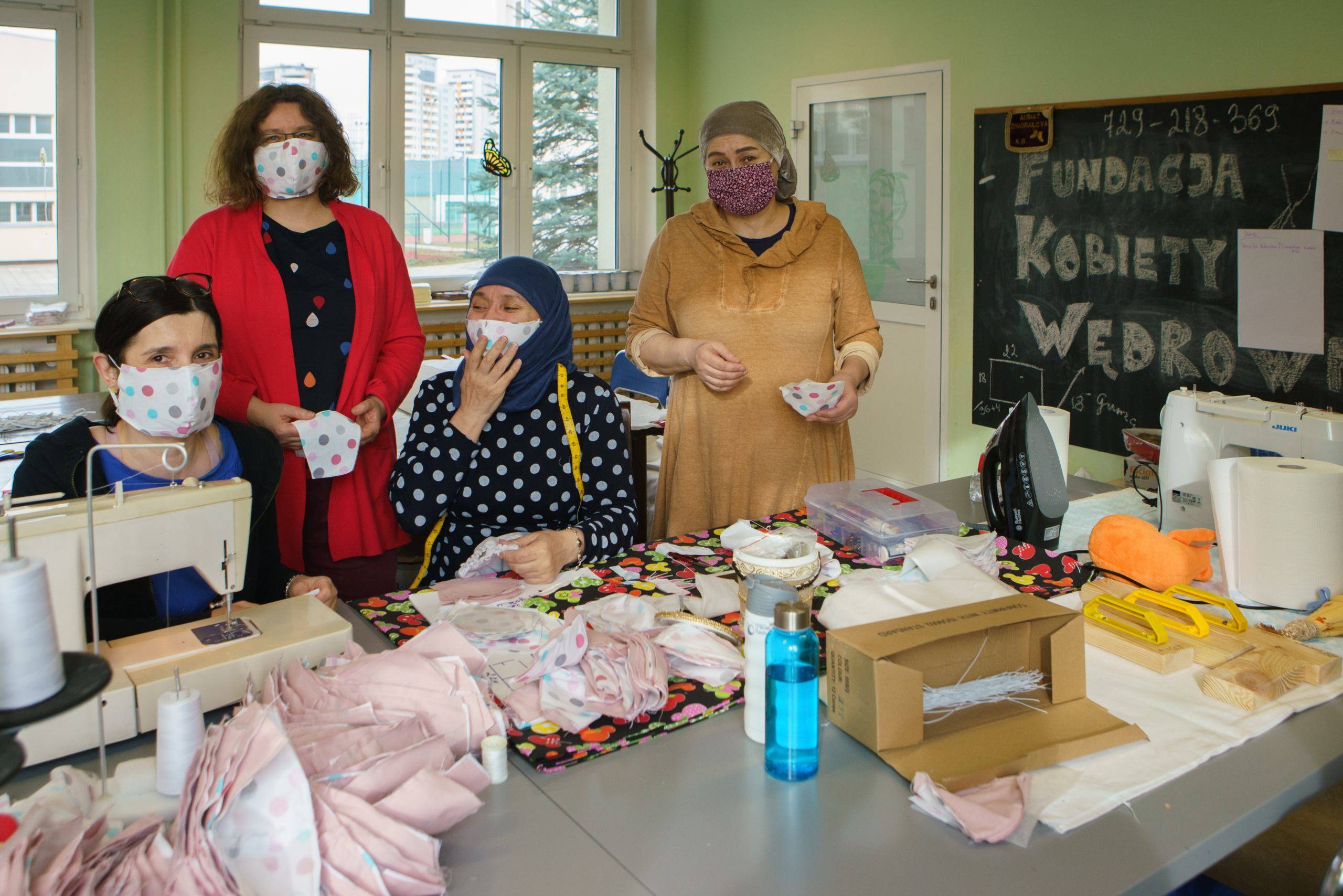 Gdańsk, Fundacja Kobiety Wędrowne podjęła inicjatywę niodpłatnego szycia maseczek ochronnych. Nz. Khedi Alieva, Aminat Zhabrailova. fot. Anna Rezulak / KFP