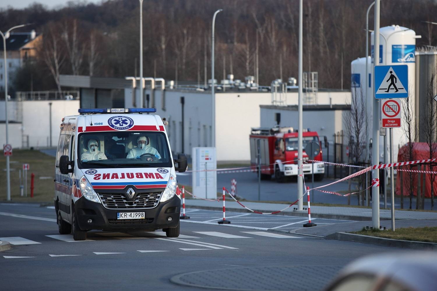 16.03.2020 Krakow . Szpital Uniwersytecki w Krakowie . Oddzial Zakazny . Transport pacjentki chorej z powodu koronawirusa .
Fot. Jakub Wlodek / Agencja Gazeta