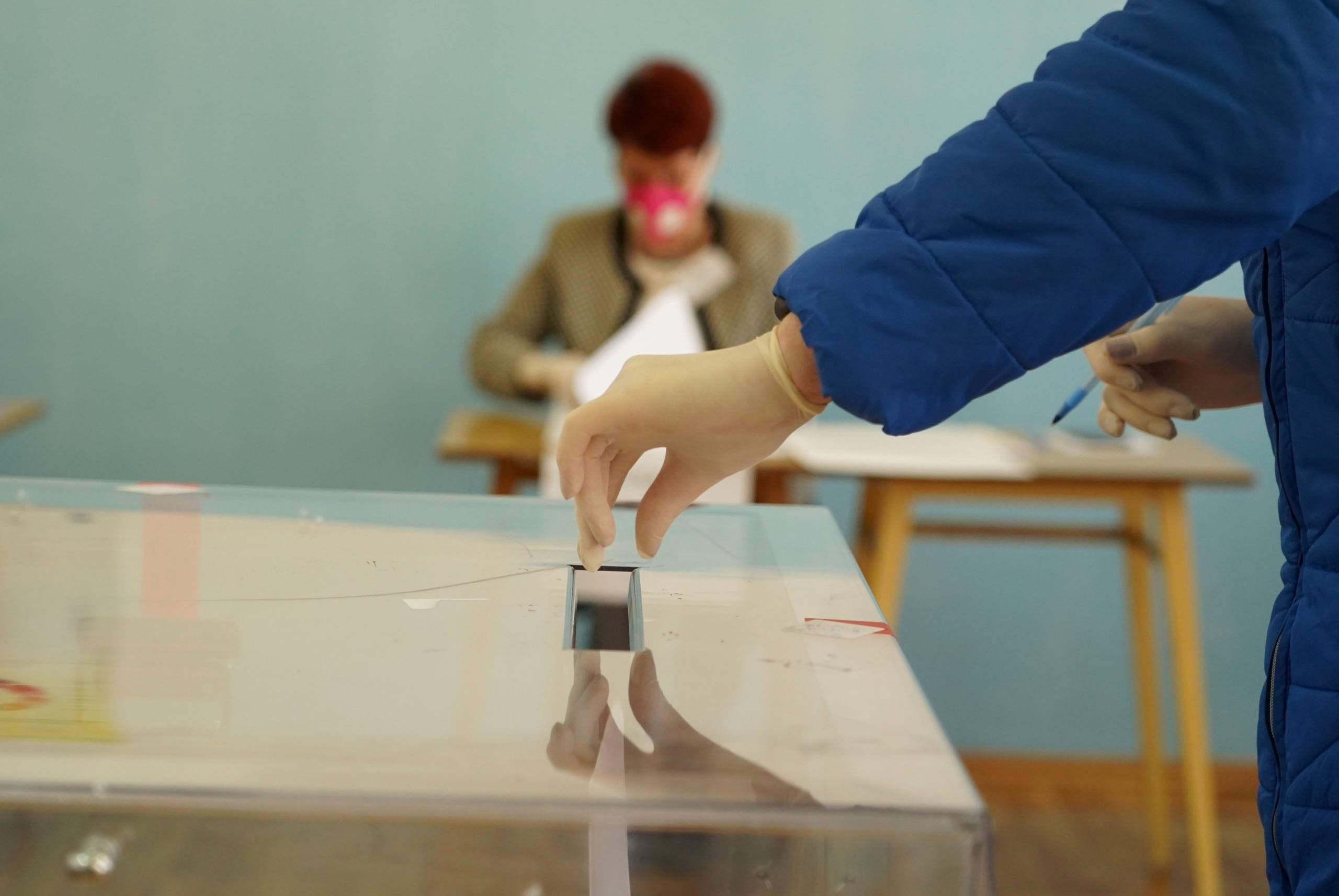 Wrzucanie głosów do urny wyborczej