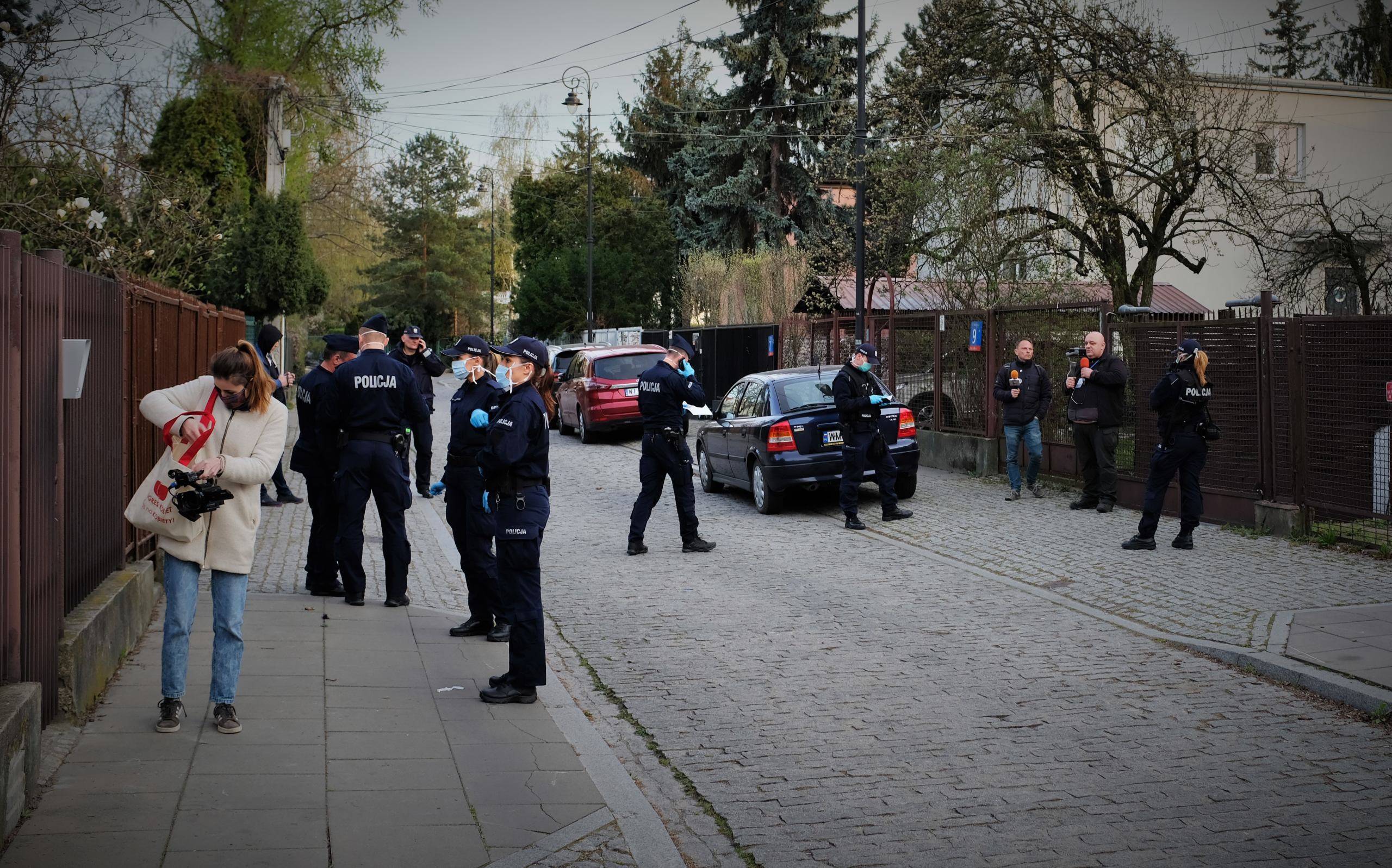 Policja chce ukarać grzywną operatorkę OKO.press za to, że 10 kwietnia była z kamerą przed domem Jarosława Kaczyńskiego. To szykana prawna - uważa prawnik Fundacji Helsińskiej.