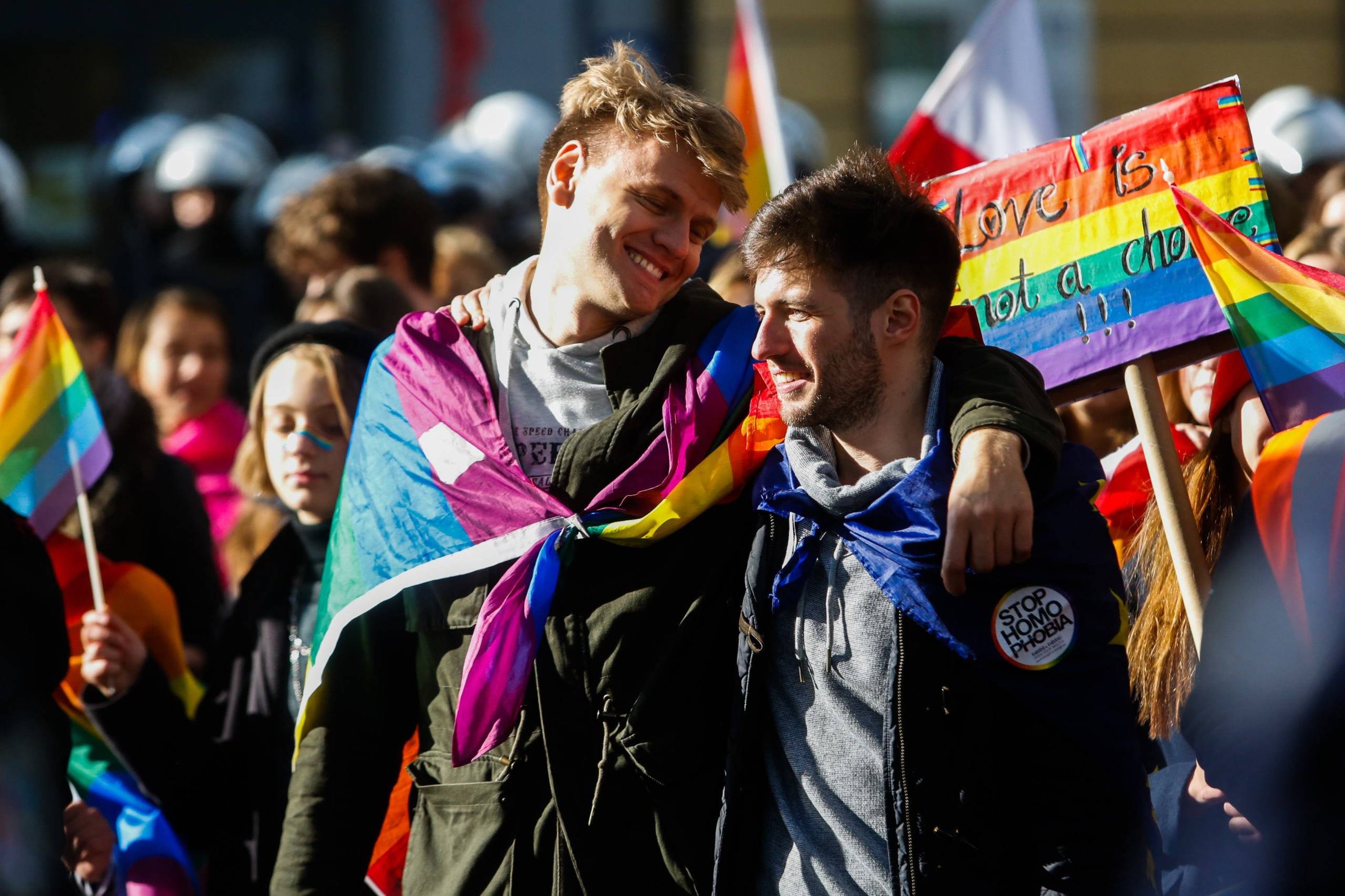 Nowy Sącz . Pierwszy Marsz Równości " Jesteśmy u siebie" - na zdjęciu osoby z flagami LGBT.