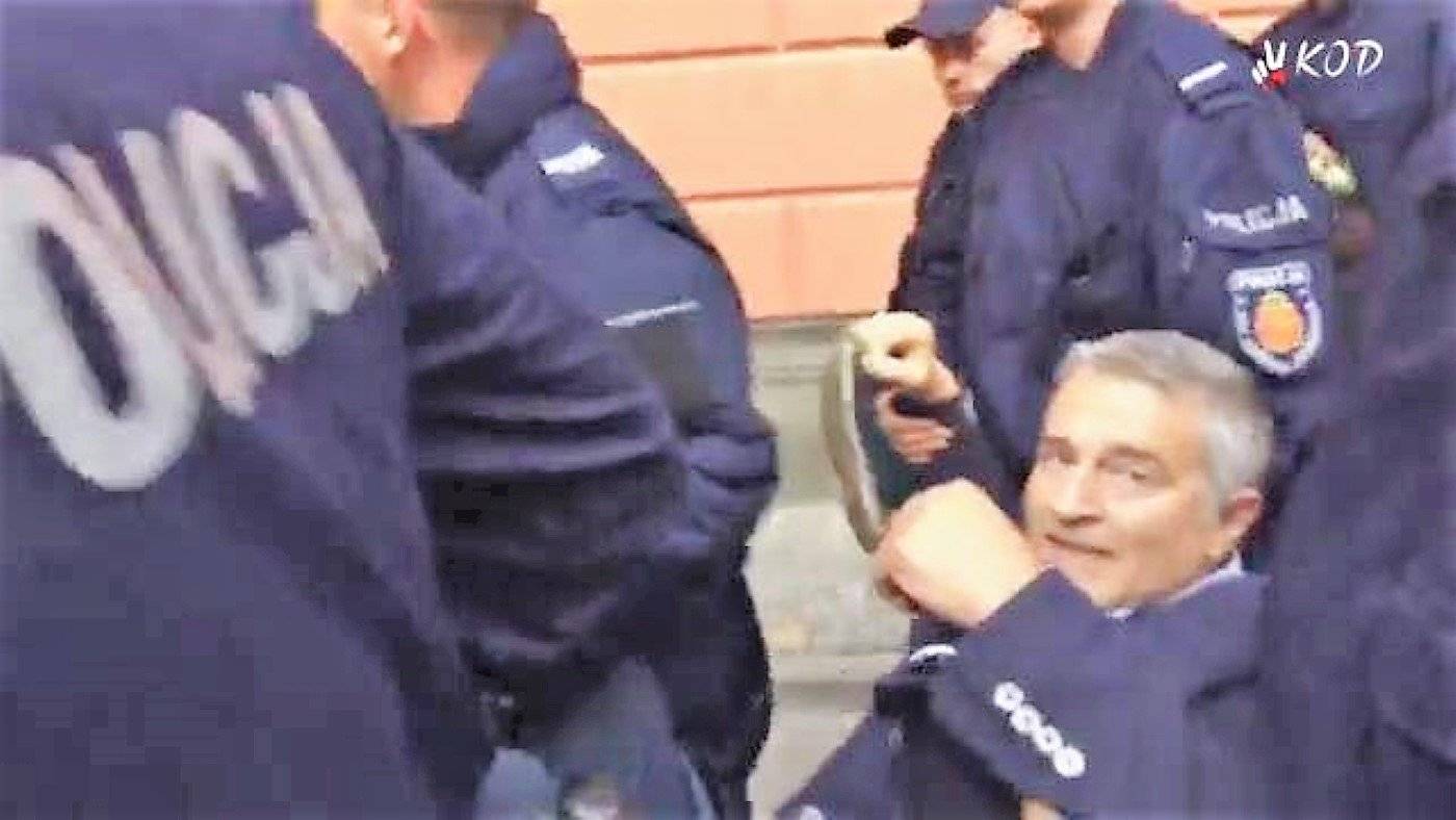 Policja postawiła zarzuty dziennikarzowi VIDEO-KOD za relaacje z kntrmiesiecznicy