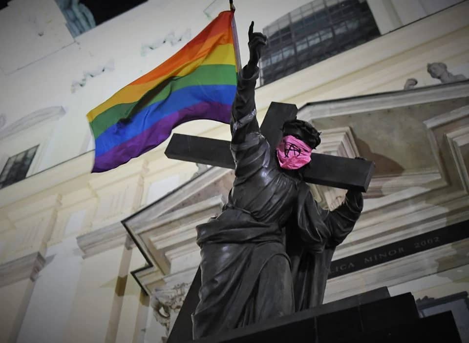 Grafika do artykułu Profanacja pomników? Prawniczka: "Religia katolicka jest źródłem wykluczania i marginalizowania osób LGBT"