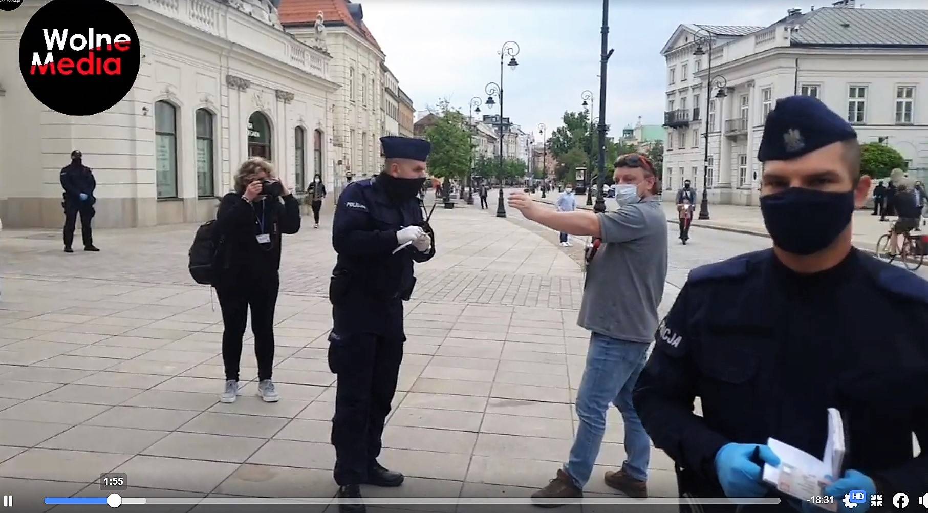 Katarzyna Pierzchała fotografuje akcję policji