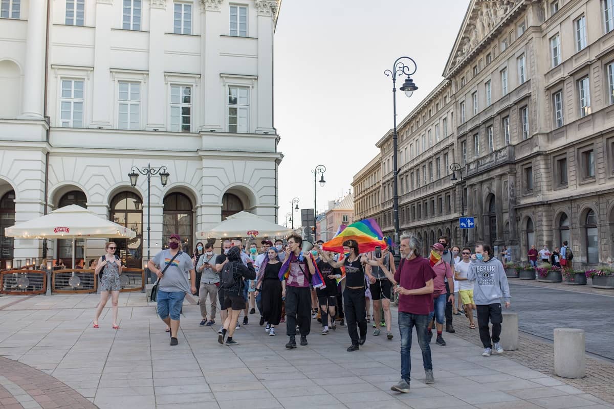 Margot i jej obrońcy idą w kierunku Kościoła Św. Krzyża