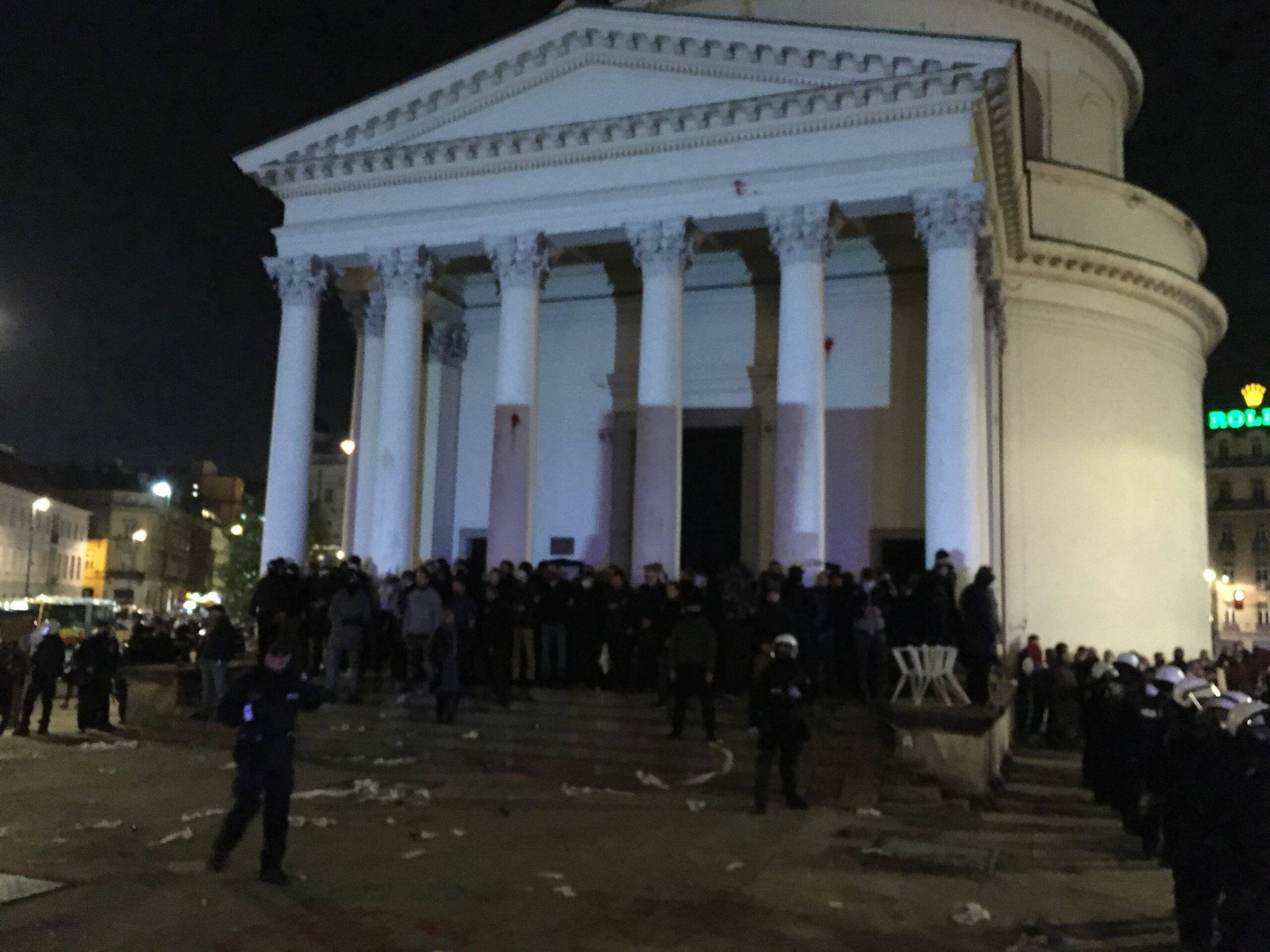 Policja i narodowcy na pl. Trzech Krzyży