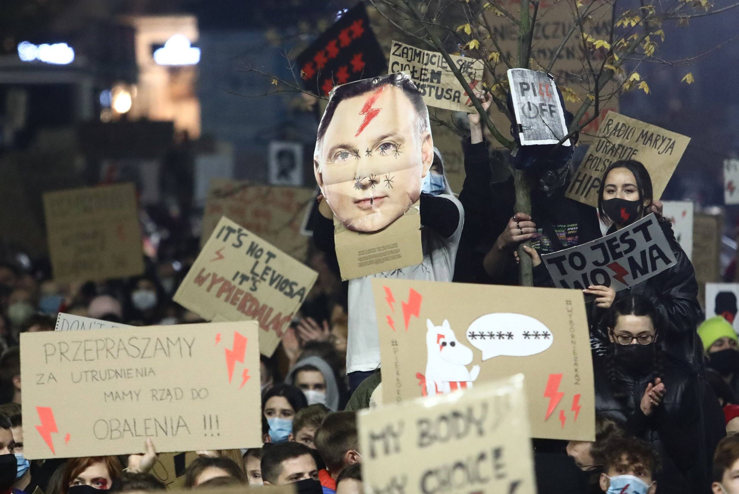 28.10.2020 Krakow . Muzeum Narodowe . Protest przeciwko zaostrzeniu prawa aborcyjnego . 
Fot. Jakub Porzycki / Agencja Gazeta