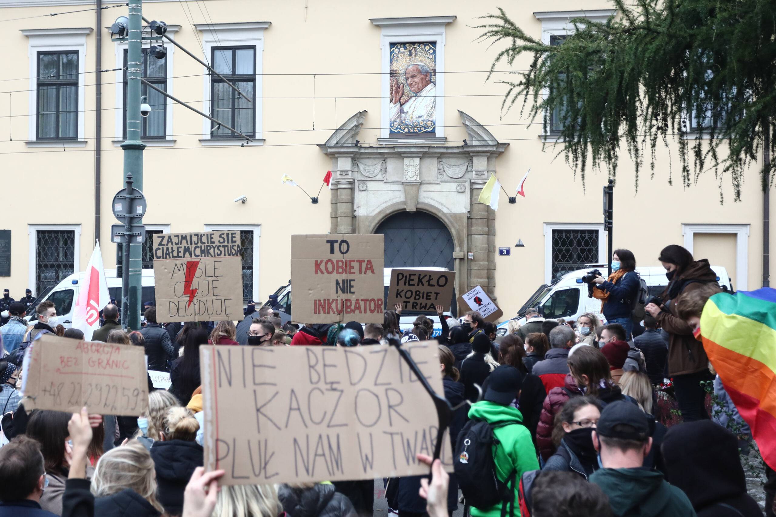 25.10.2020 Krakow , ulica Franciszkanska . Protest " To jest wojna . Pieklo kobiet trwa " przed Kuria Metropolitalna . Kolejny dzien protestow przeciwko wyrokowi Trybunalu Konstytucyjnego w sprawie aborcji . Fot. Jakub Porzycki / Agencja Gazeta