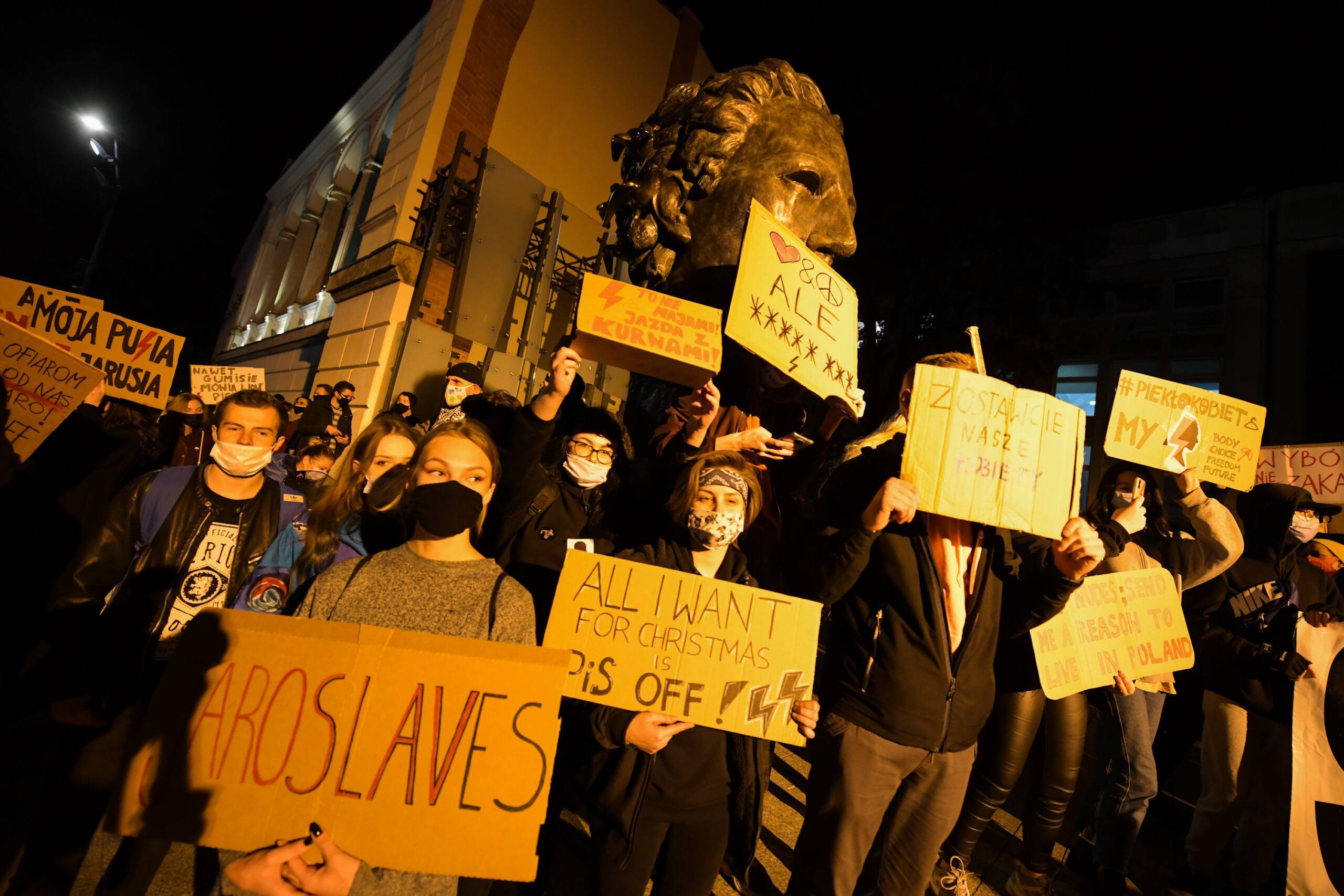 28.10.2020 Wroclaw . Protest Strajku Kobiet w zwiazku z zaostrzeniem prawa aborcyjnego . 
Fot. Tomasz Pietrzyk / Agencja Gazeta