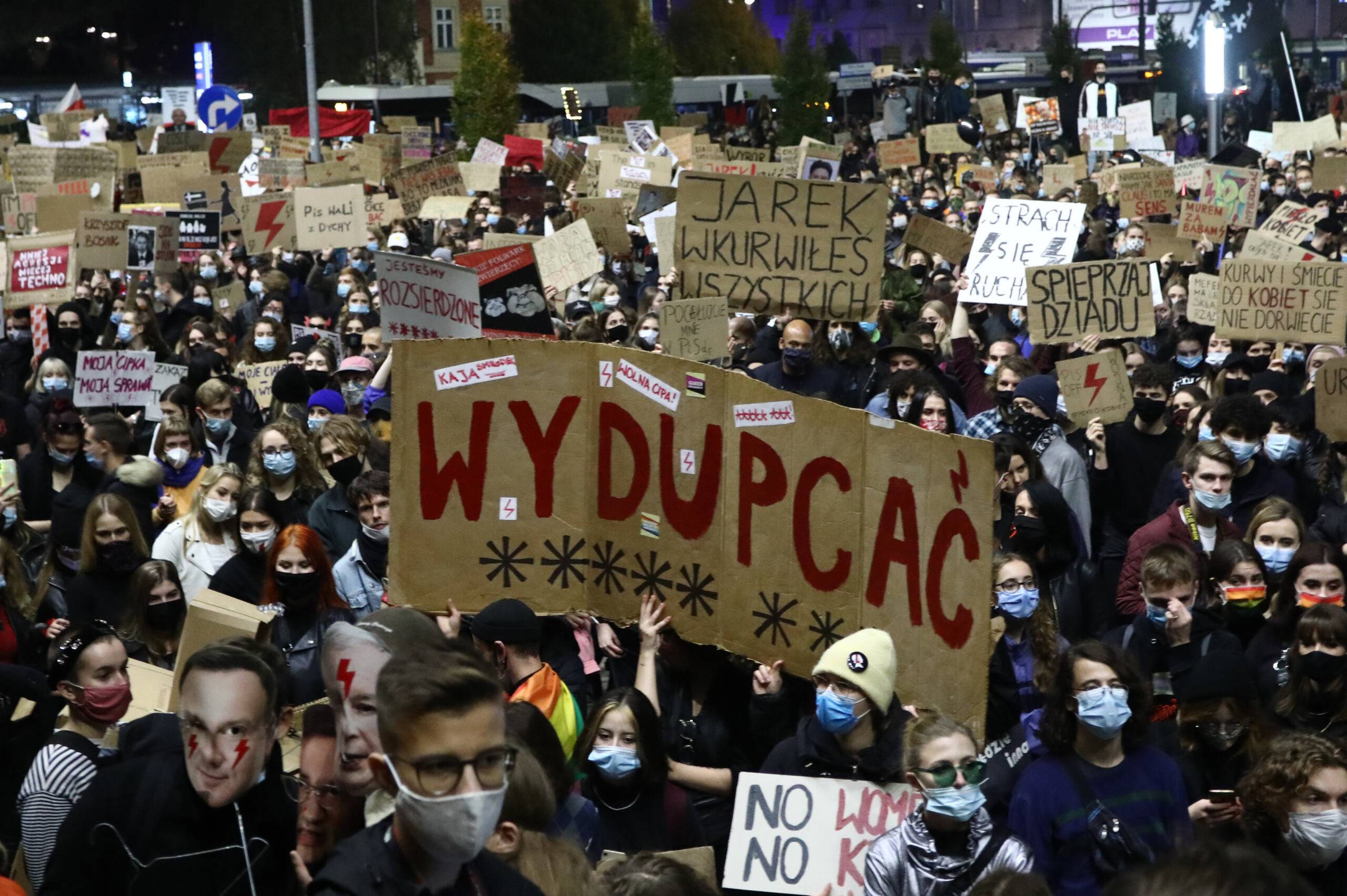 28.10.2020 Krakow . Muzeum Narodowe . Protest przeciwko zaostrzeniu prawa aborcyjnego . 
Fot. Jakub Porzycki / Agencja Gazeta