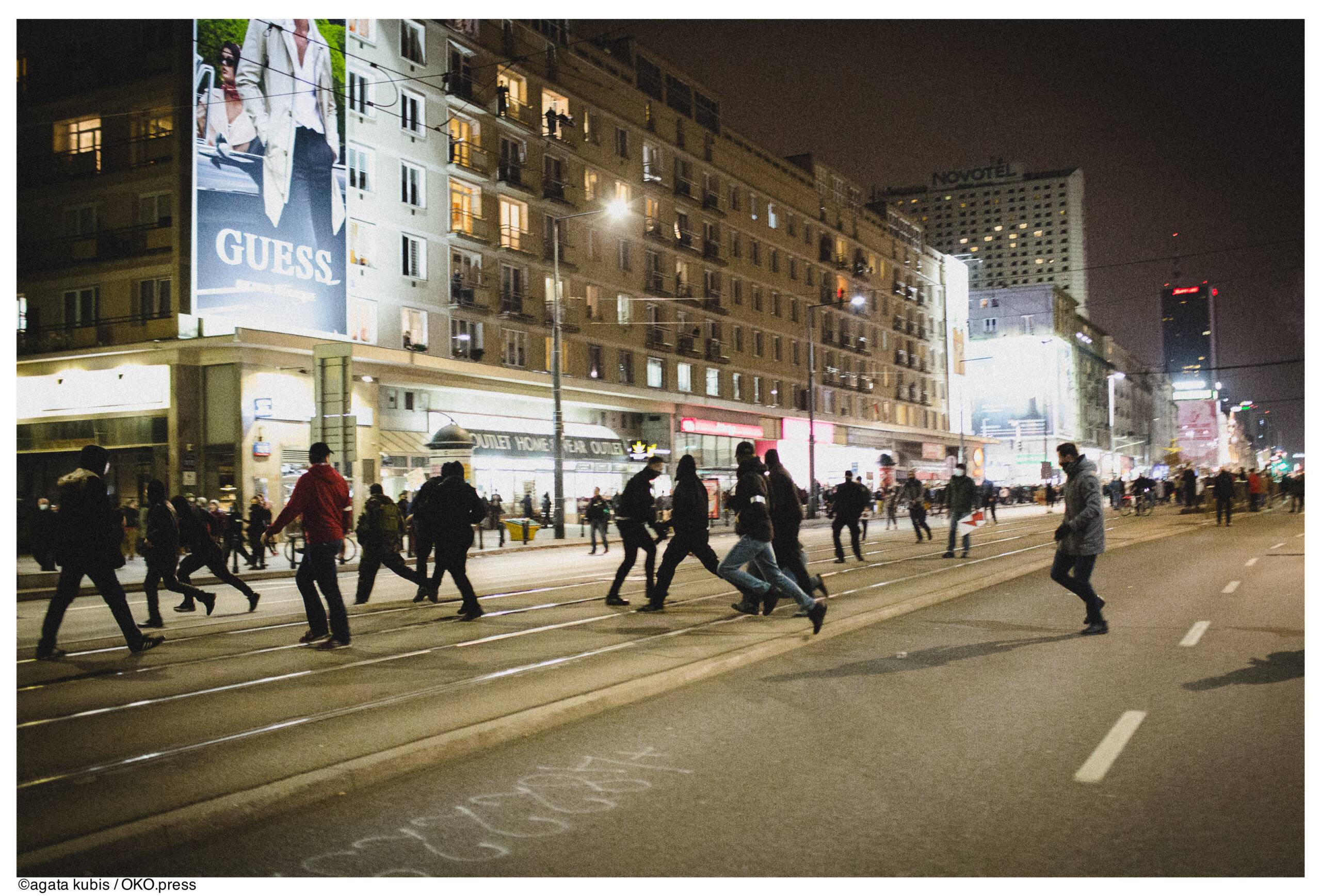 Warszawa, protest 30.10.2020 - atak na protestujących