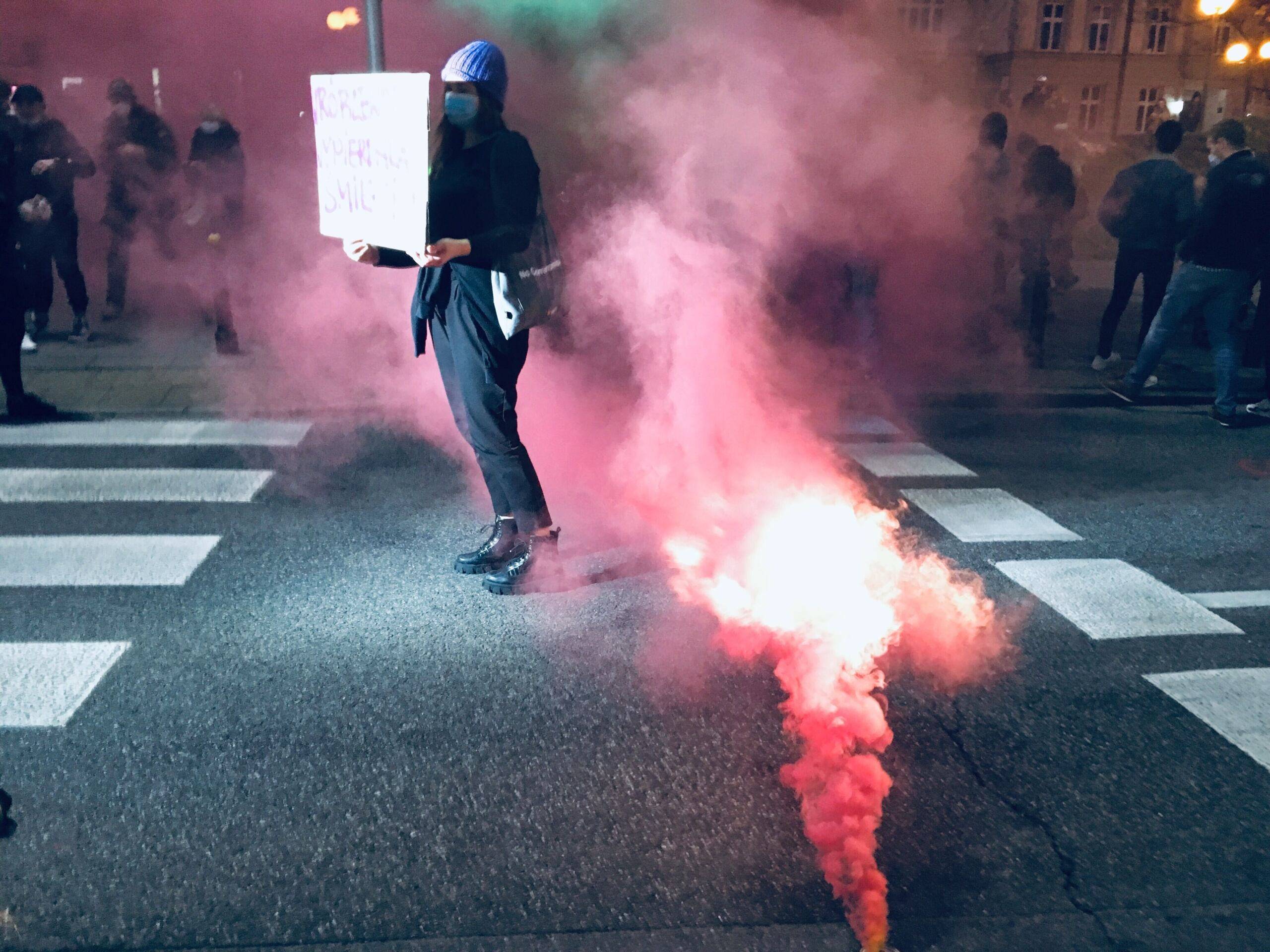 Protest przeciwko zakazowi aborcji - odpalona czerwona raca