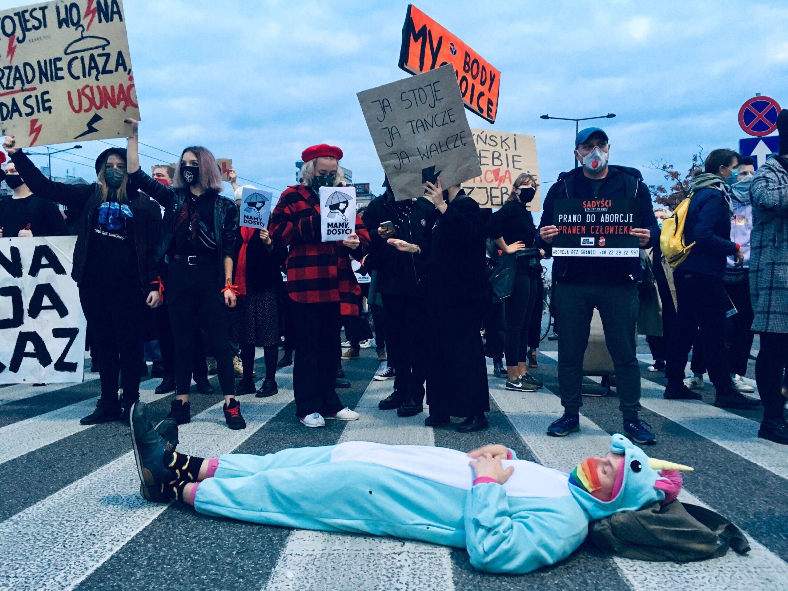 Protest przeciwko zakazowi aborcji - jednorożec blokuje przejście dla pieszych