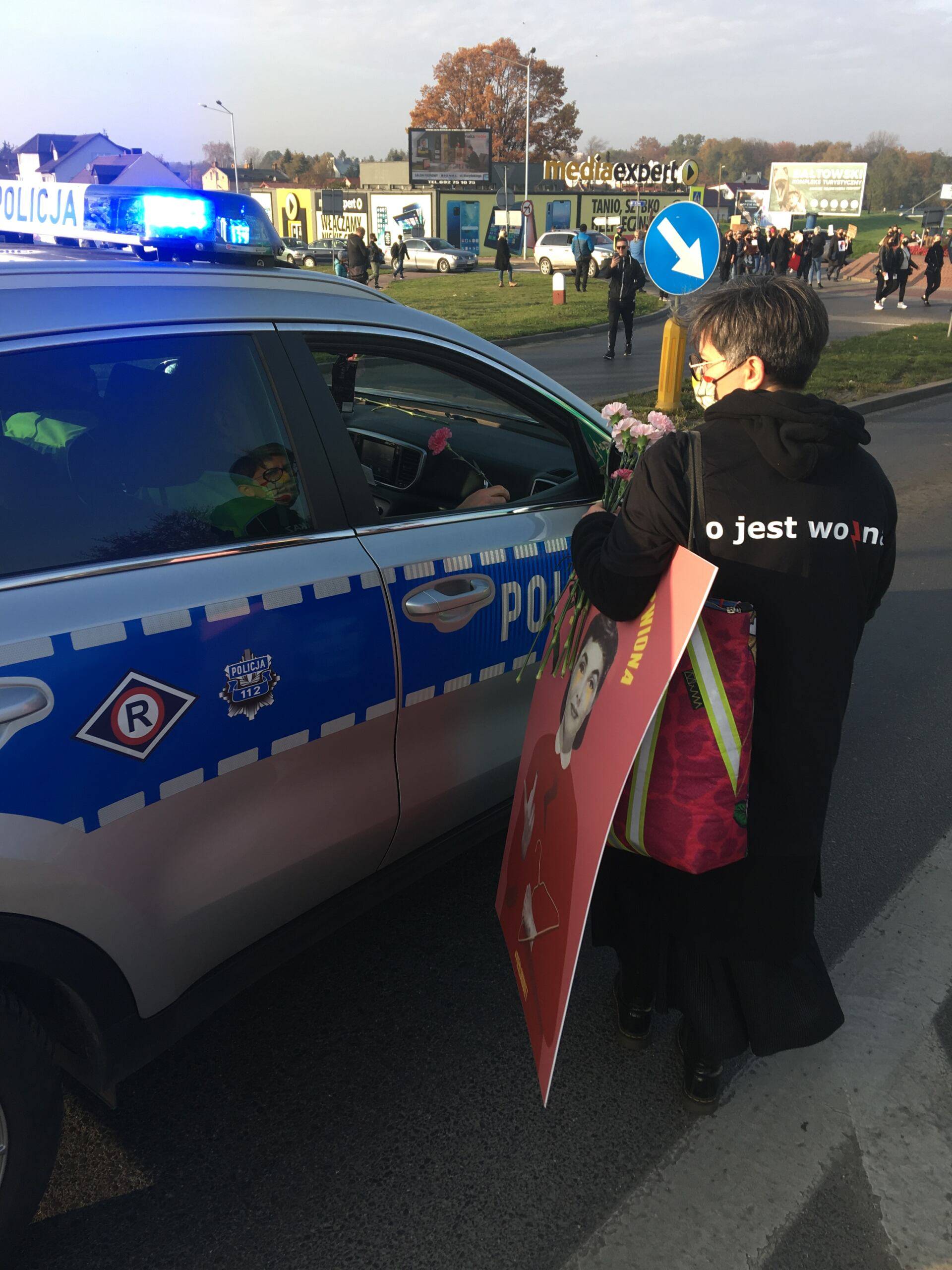 Policjanci dostają kwiaty od protestujących