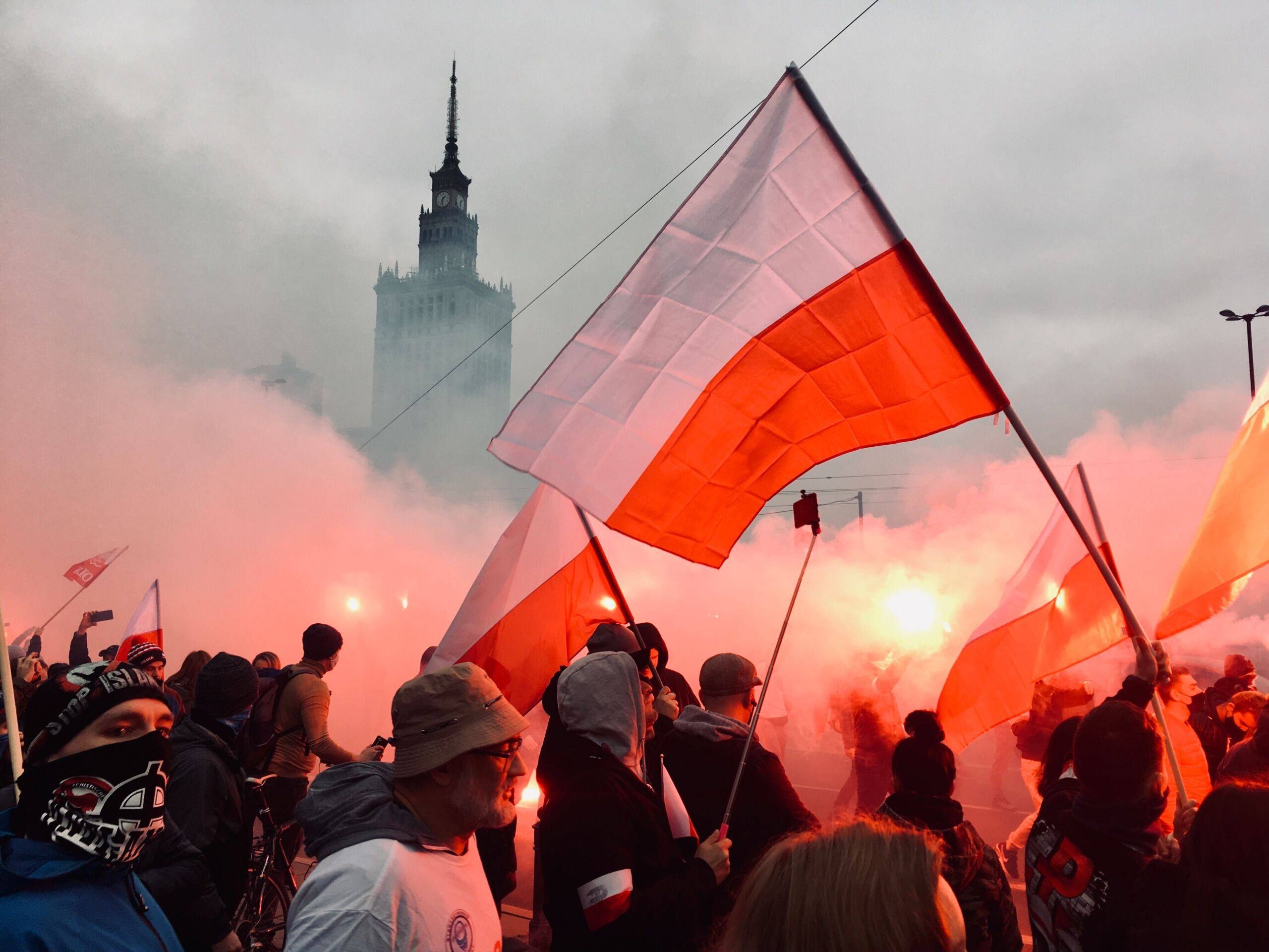 Uczestnicy marszu niepodległości maszerują przez Warszawę