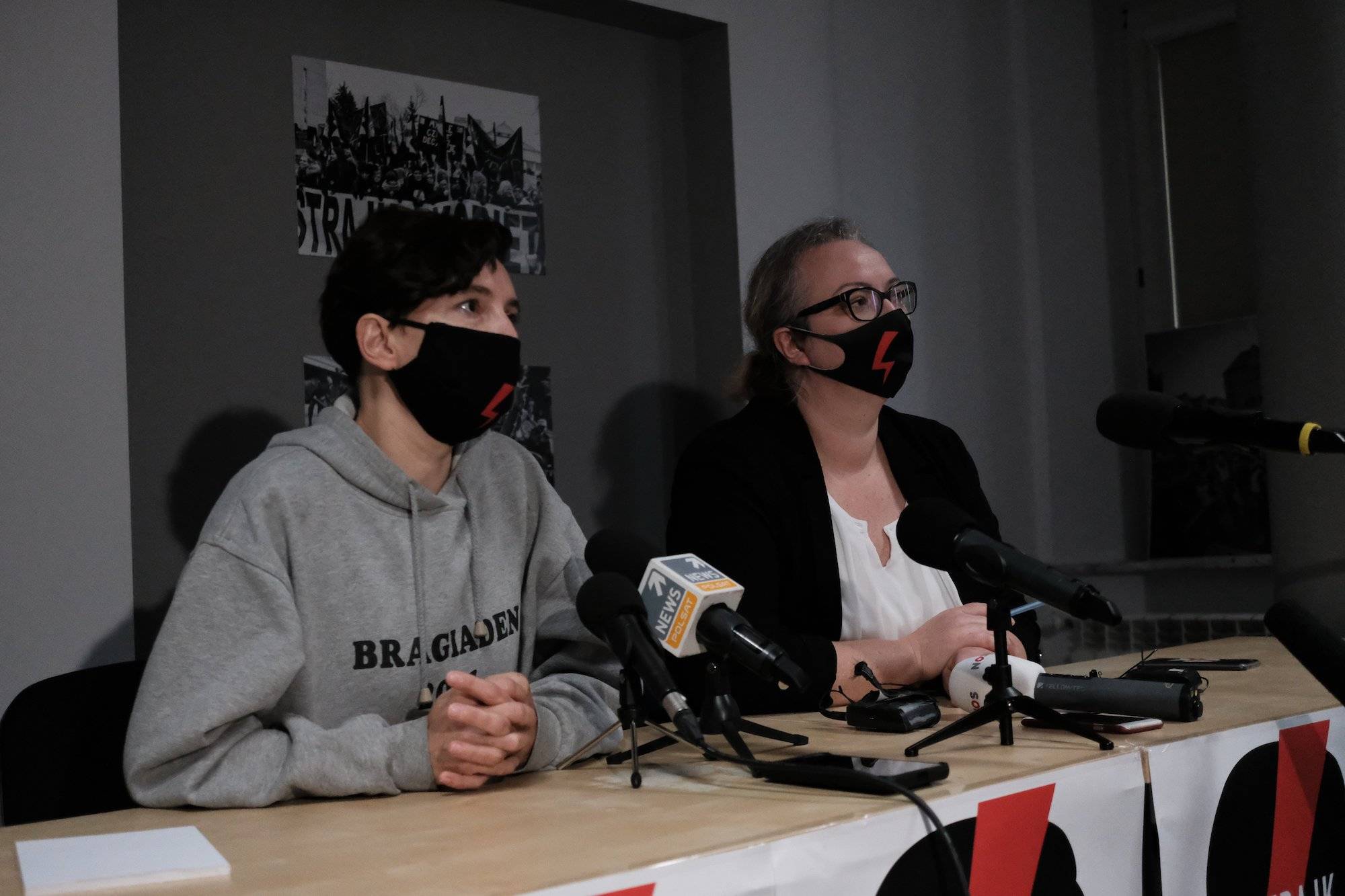 Marta Lempart i Klementyna Suchanow ogłaszają nowe postulaty Strajku Kobiet