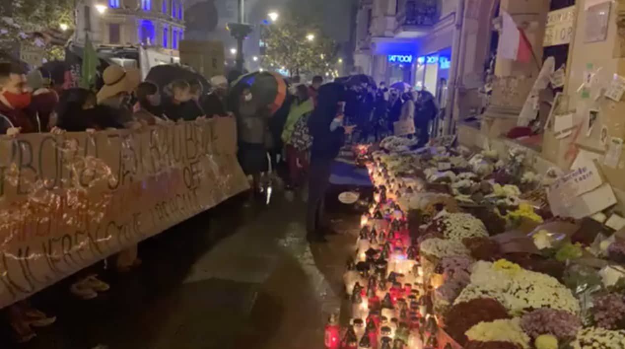 Grafika do artykułu Znicze i kwiaty pod biurem PiS, setki ludzi na ulicach mimo ulewy. Tak protestuje Łódź