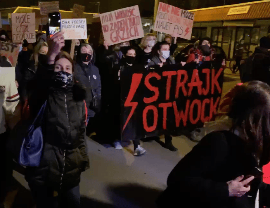 Grafika do artykułu Strajk Kobiet w całej Polsce. „Nigdy nie widziałam takich tłumów w Otwocku”