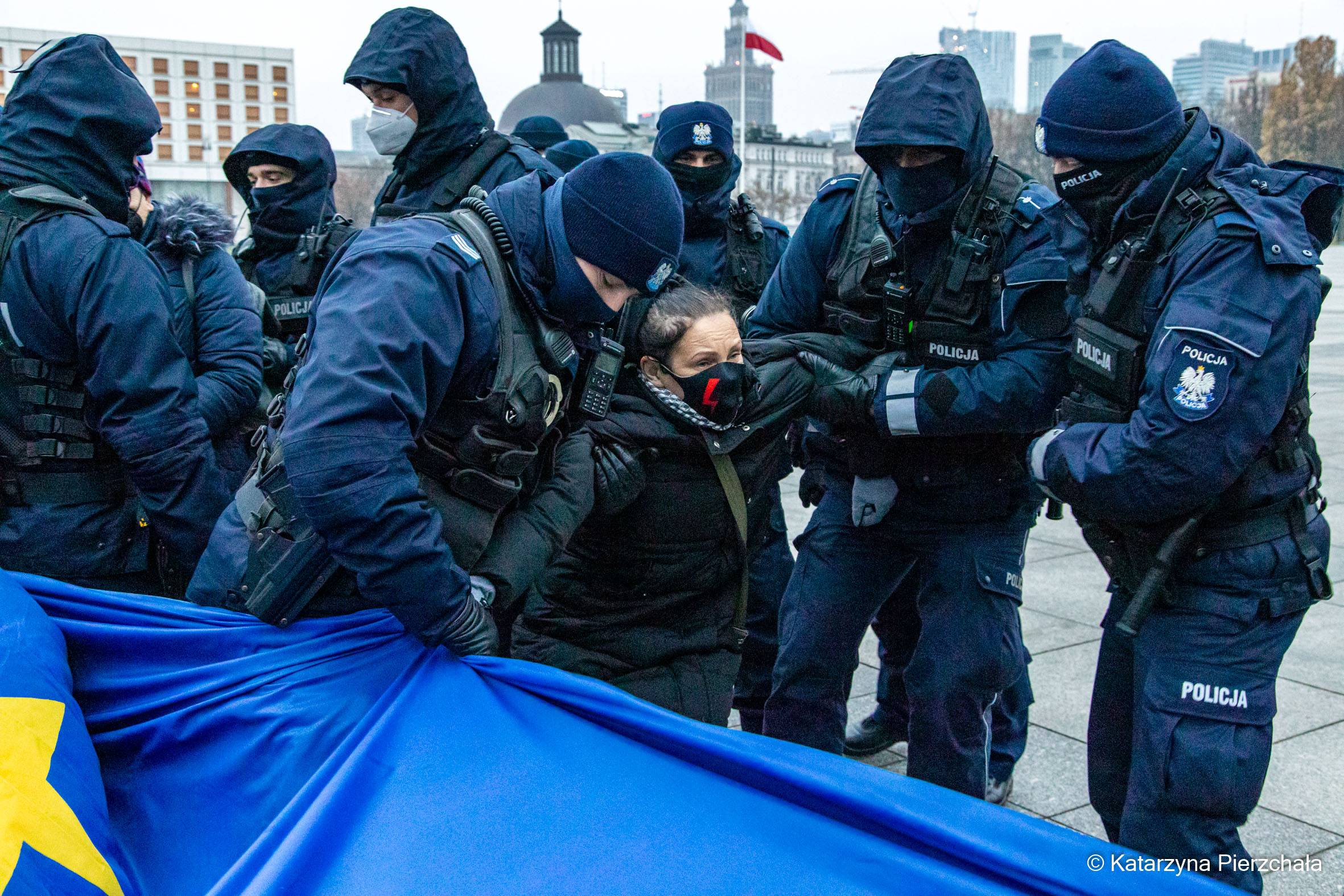 128. miesięcznica policja wynosi uczestniczkę