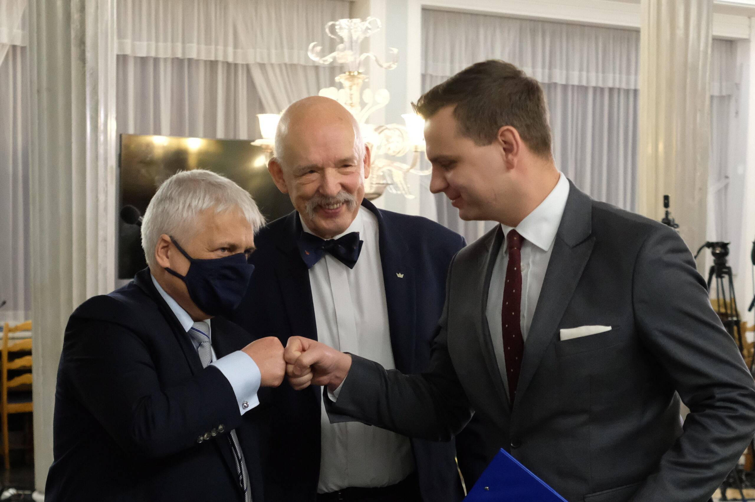 29.12.2020 Warszawa , ul Wiejska , Sejm . Od lewej : Robert Gwiazdowski , Janusz Korwin-Mikke , Jakub Kulesza podczas konferencji Konfederacji i PSL , na ktorej przedstawionyv zostal wspolny kandydat na urzad Rzecznika Praw Obywatelskich , profesor Robert Gwiazdowski .
Fot. Slawomir Kaminski / Agencja Gazeta