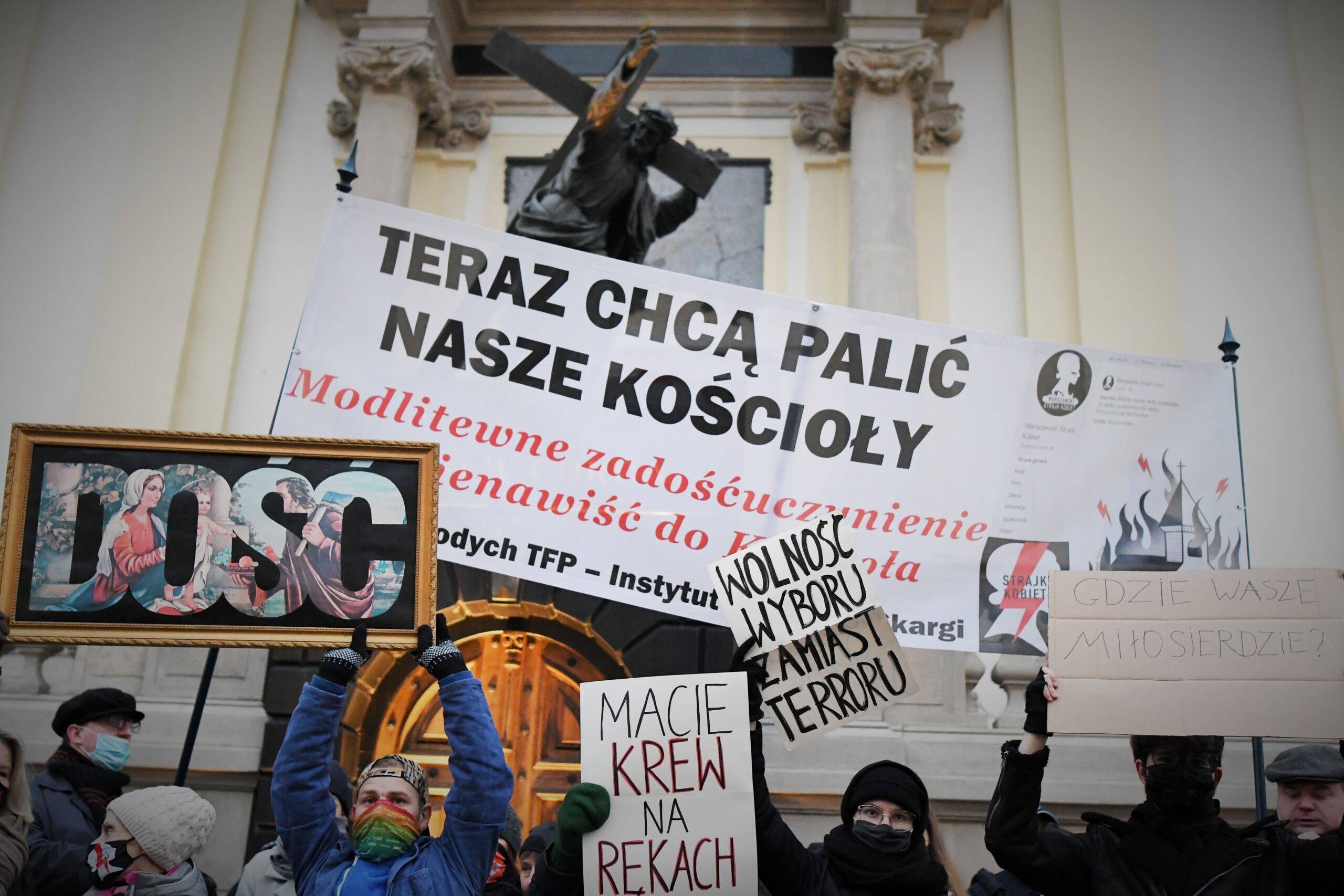 dwie demonstracje pod kościołem św. Krzyża