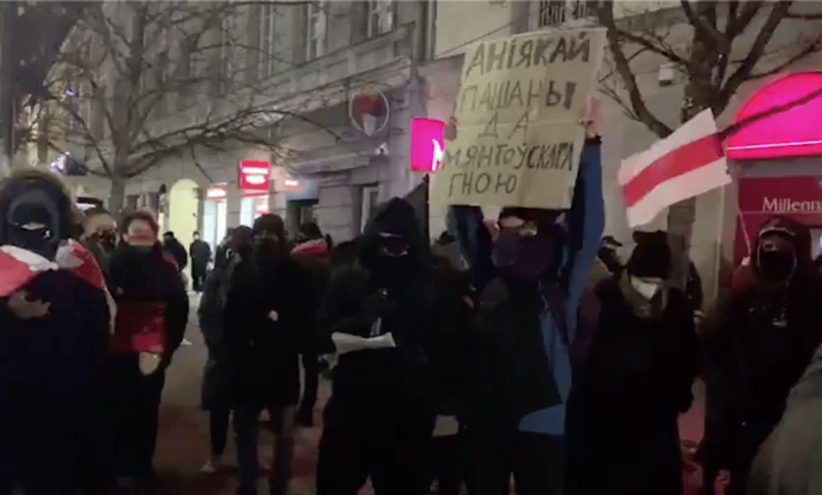 Grafika do artykułu Polacy chcieli okazać solidarność z Białorusią. Policja zabrała głośnik i rozpędziła ludzi