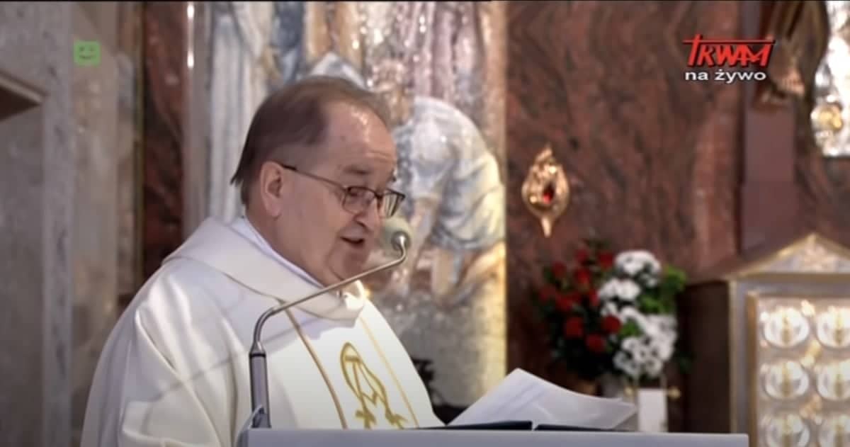 O. Tadeusz Rydzyk odczytuje listę obecnych na urodzinach Radia Maryja