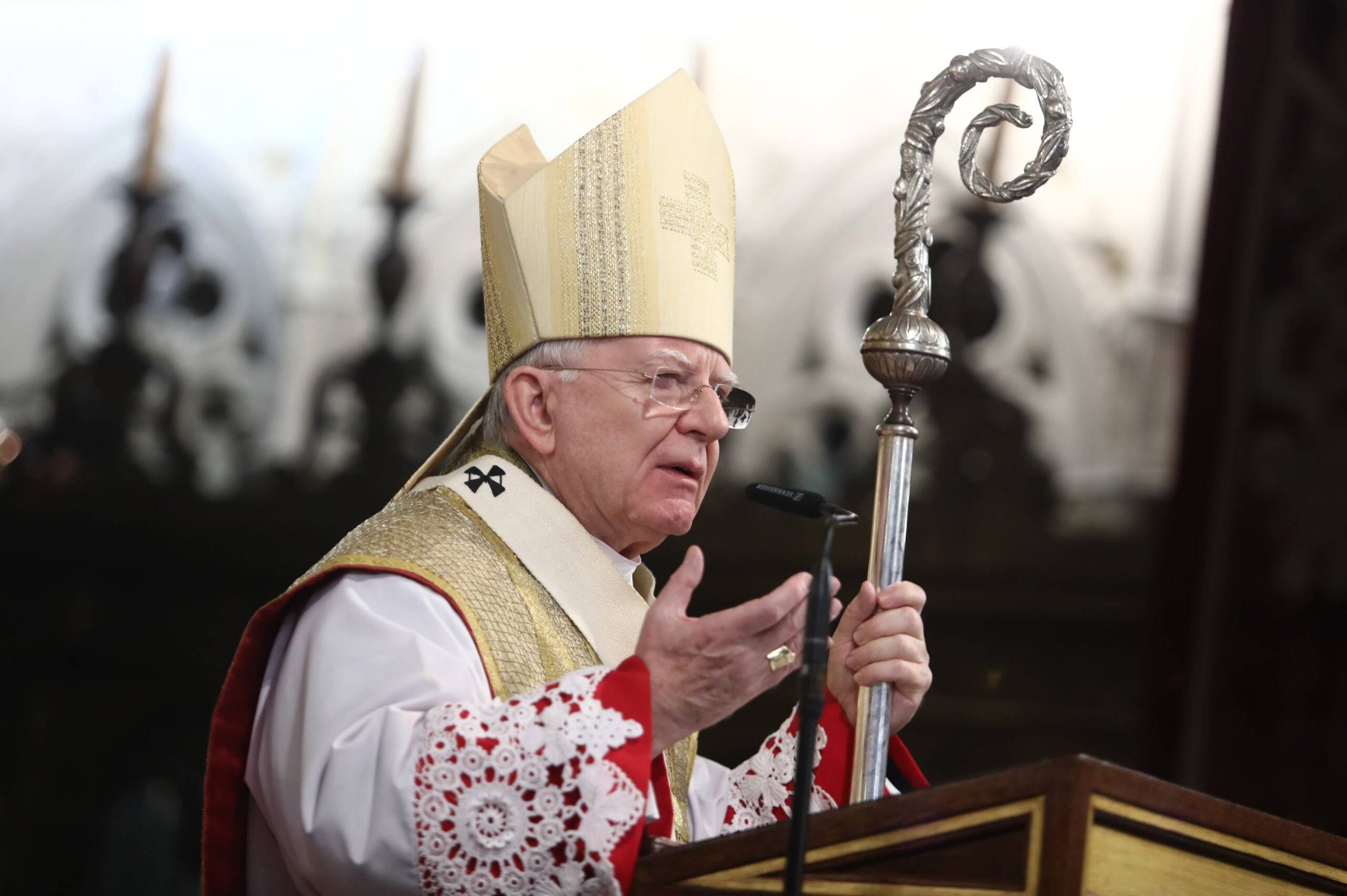 Arcybiskup Jędraszewski w złotej mitrze i z wielkim pastorałem przemawia