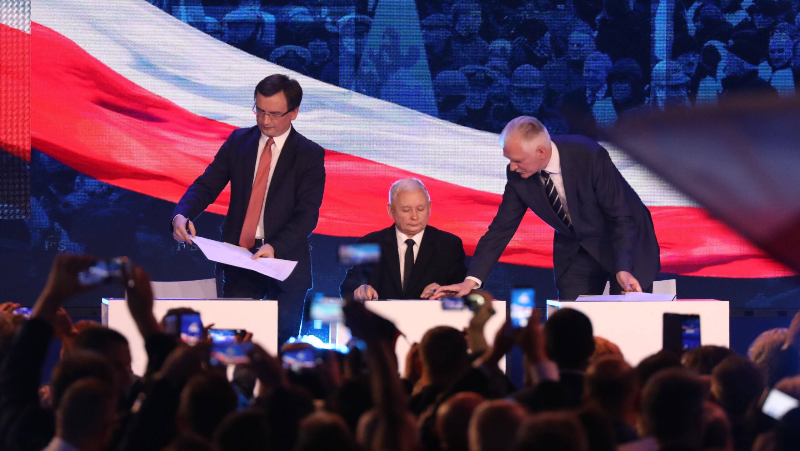 Jarosław Kaczyński, Zbigniew Ziobro i Jarosław Gowin podpisują umowę o politycznym porozumieniu