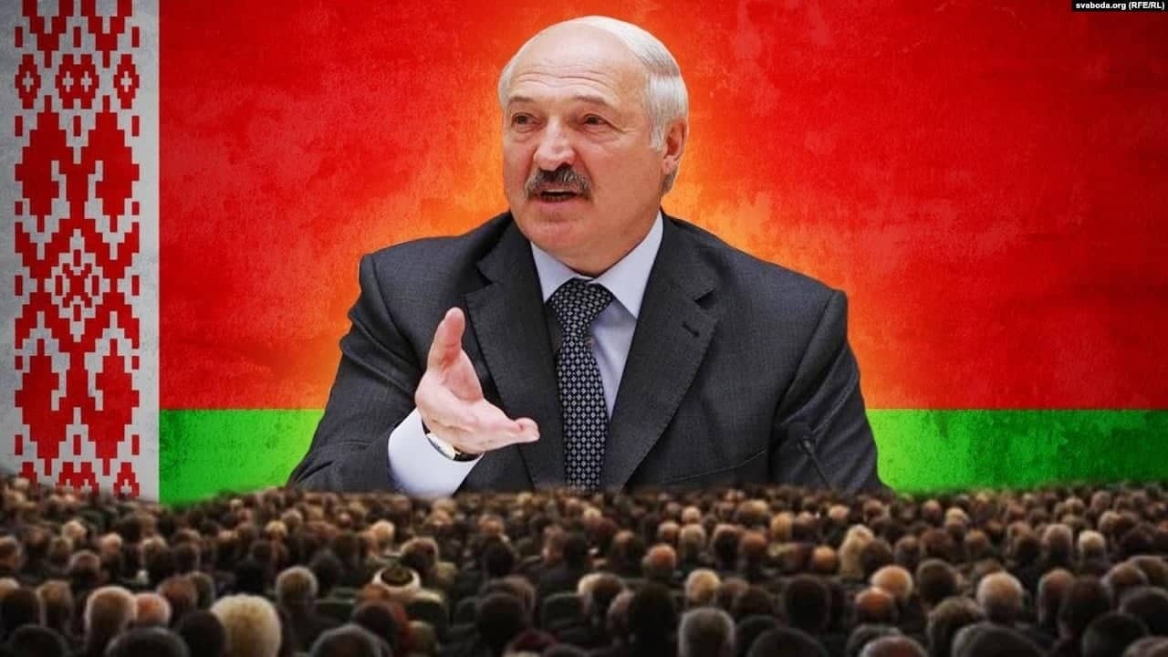 Aleksander Łukaszenka na wielkim ekranie, u dolu tłum słuchACZY