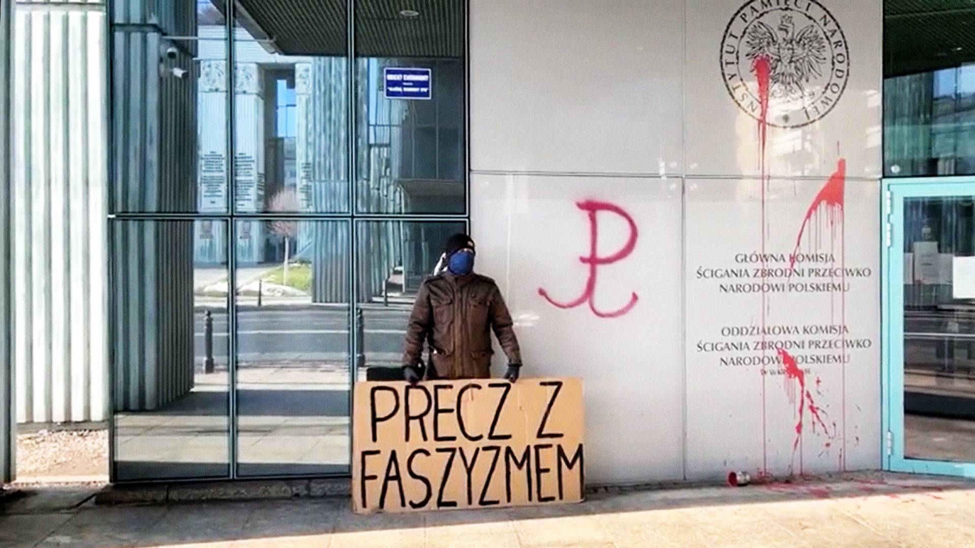 Zbigniew Komosa protestujący pod IPN