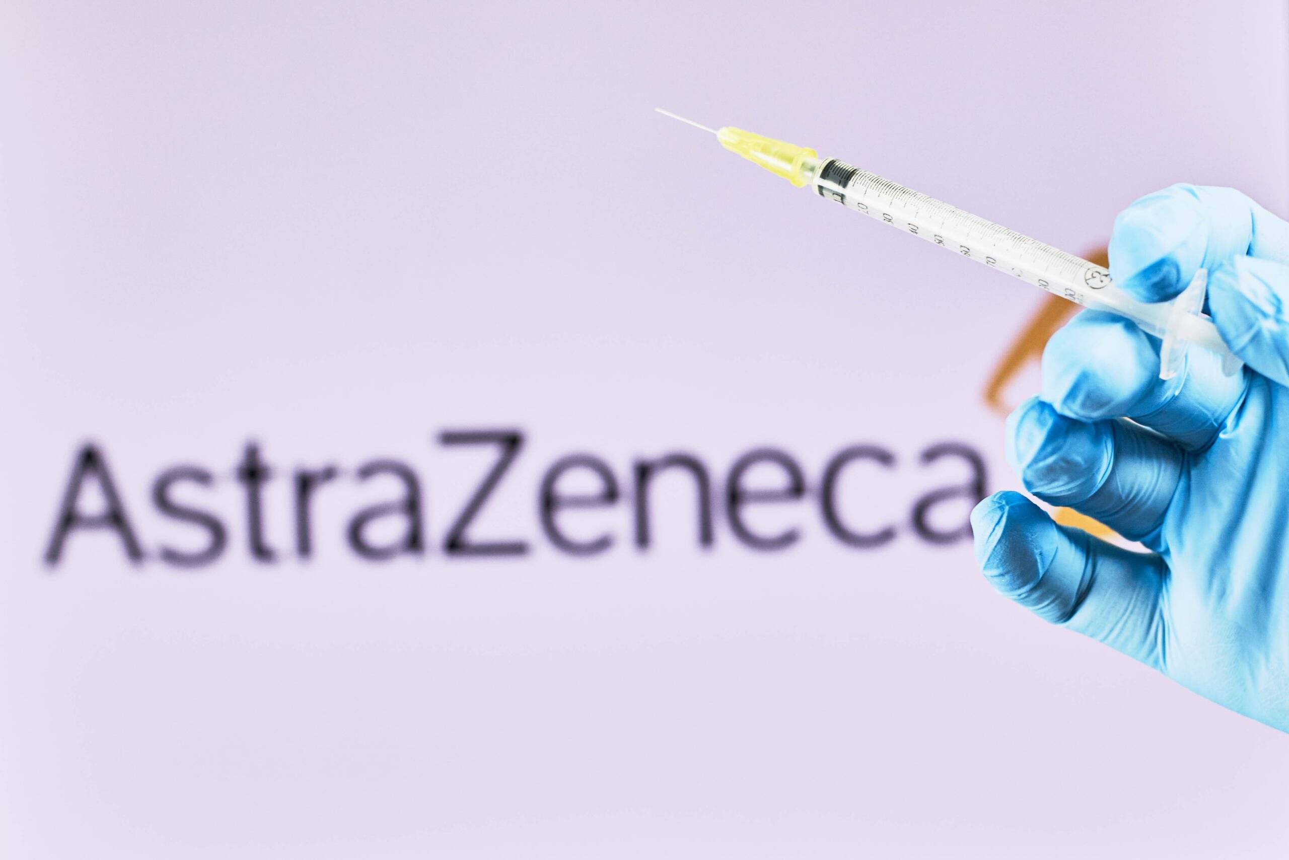 Strzykawka ze szczepionką przeciwko koronawirusowi od firmy AstraZeneca