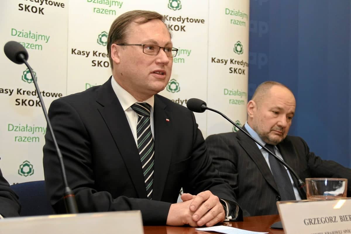 12.01.2012 WARSZAWA , PREZES KRAJOWEJ SPOLDZIELCZEJ KASY OSZCZEDNOSCIOWO - KREDYTOWEJ GRZEGORZ BIERECKI (L) I POSEL NA SEJM RP MACIEJ LOPINSKI (P) PODCZAS ZORGANIZOWANEJ PRZEZ SKOK -I KONFERENCJI PRASOWEJ  W CENTRUM PRASOWYM PAP .
FOT. STEFAN ROMANIK / AGENCJA GAZETA