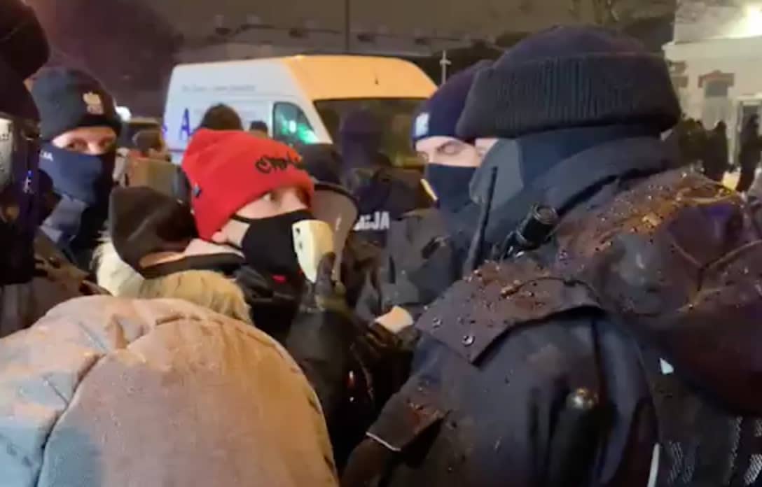 Grafika do artykułu Gonitwa z policją po warszawskich podwórkach. Służby udaremniły blokadę stolicy
